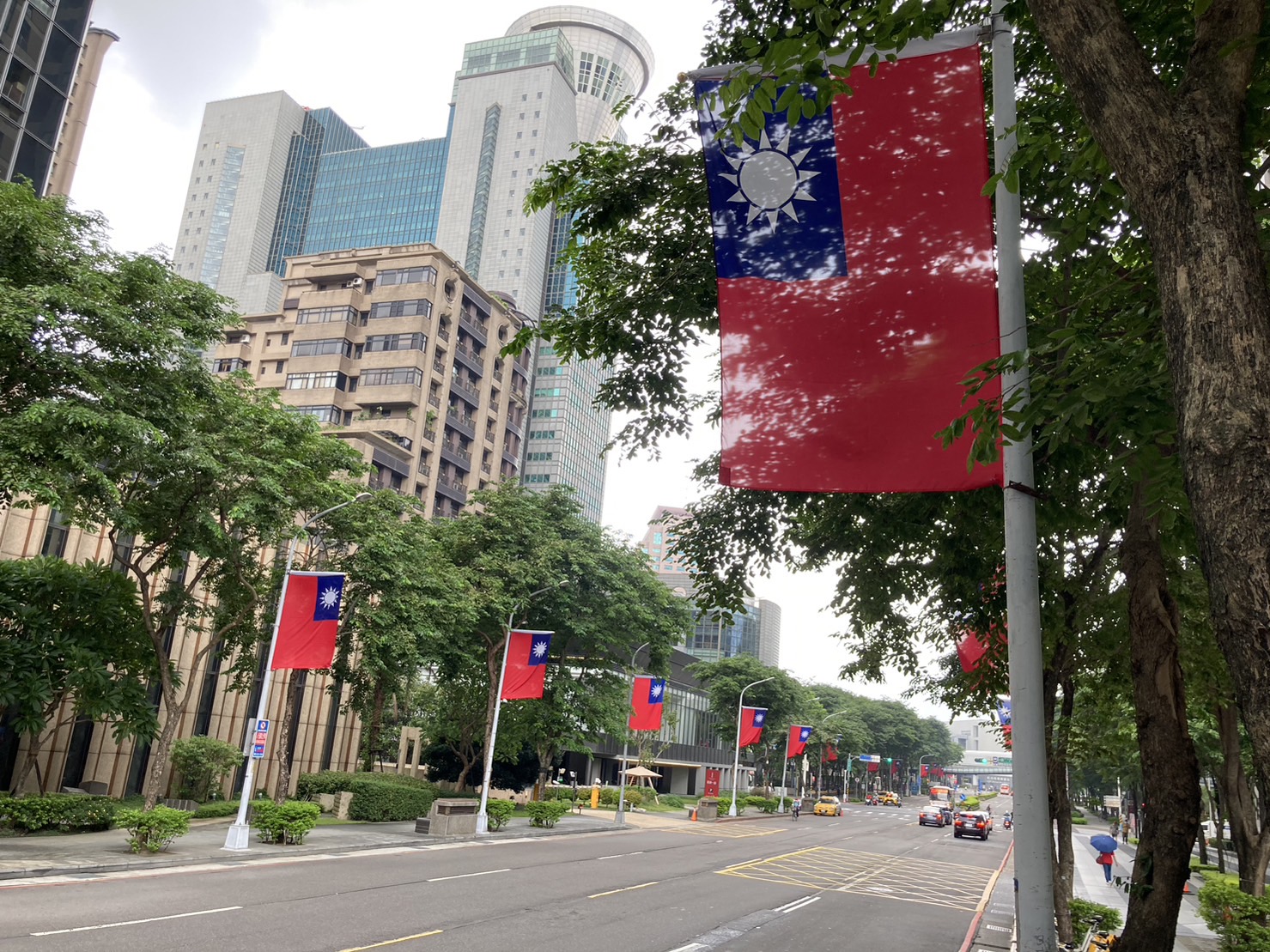 也鼓勵民眾於住家一樓或社區大樓懸掛國旗，展現愛國心