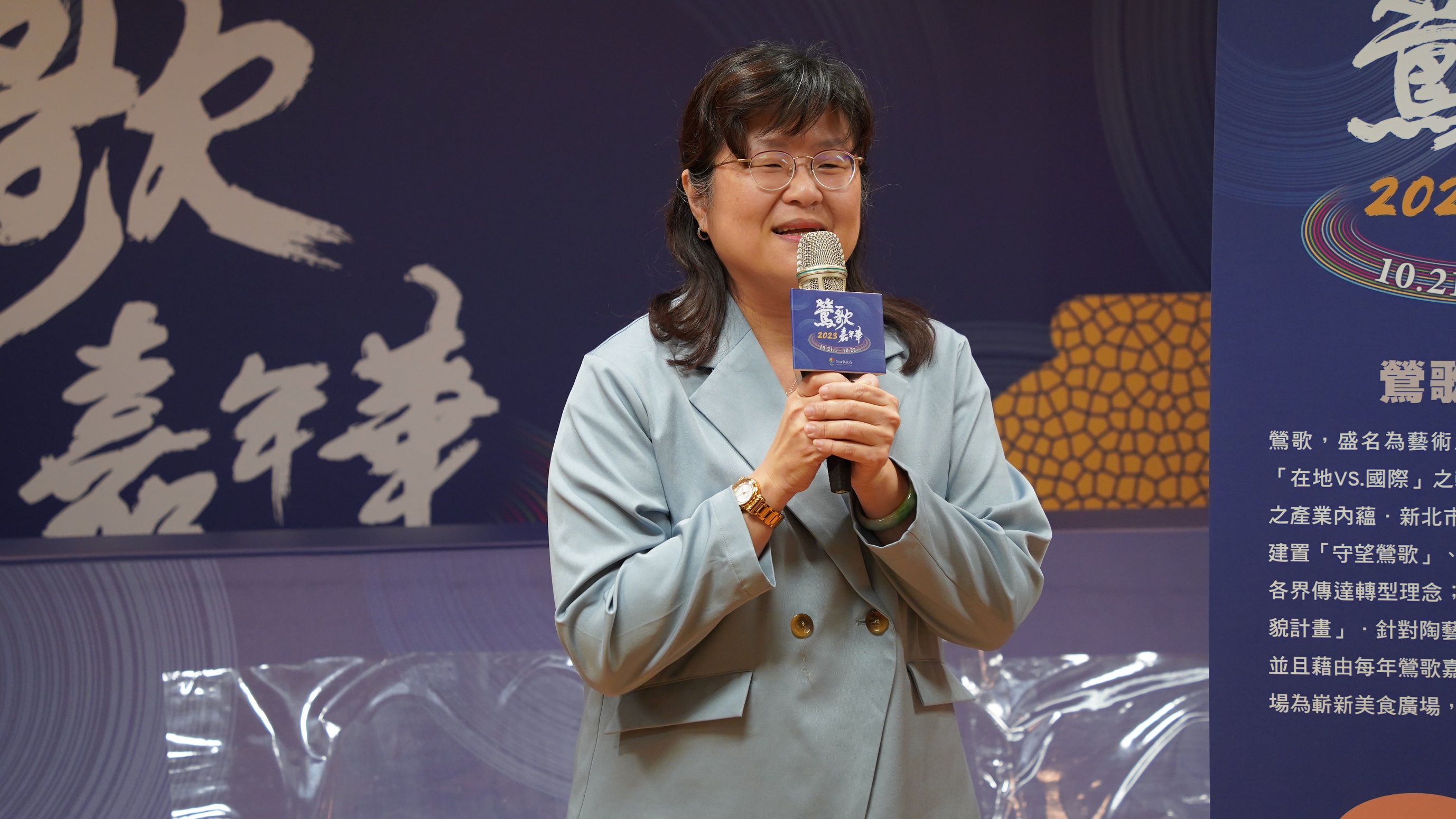 經發局長何怡明表示，近年經發局積極投入鶯歌地區的產業文化發展，今年陶瓷市集也響應設計展圈起來的概念，把鶯歌地區的產業圈在一起，要把鶯歌最繁榮的景象展現給大家。