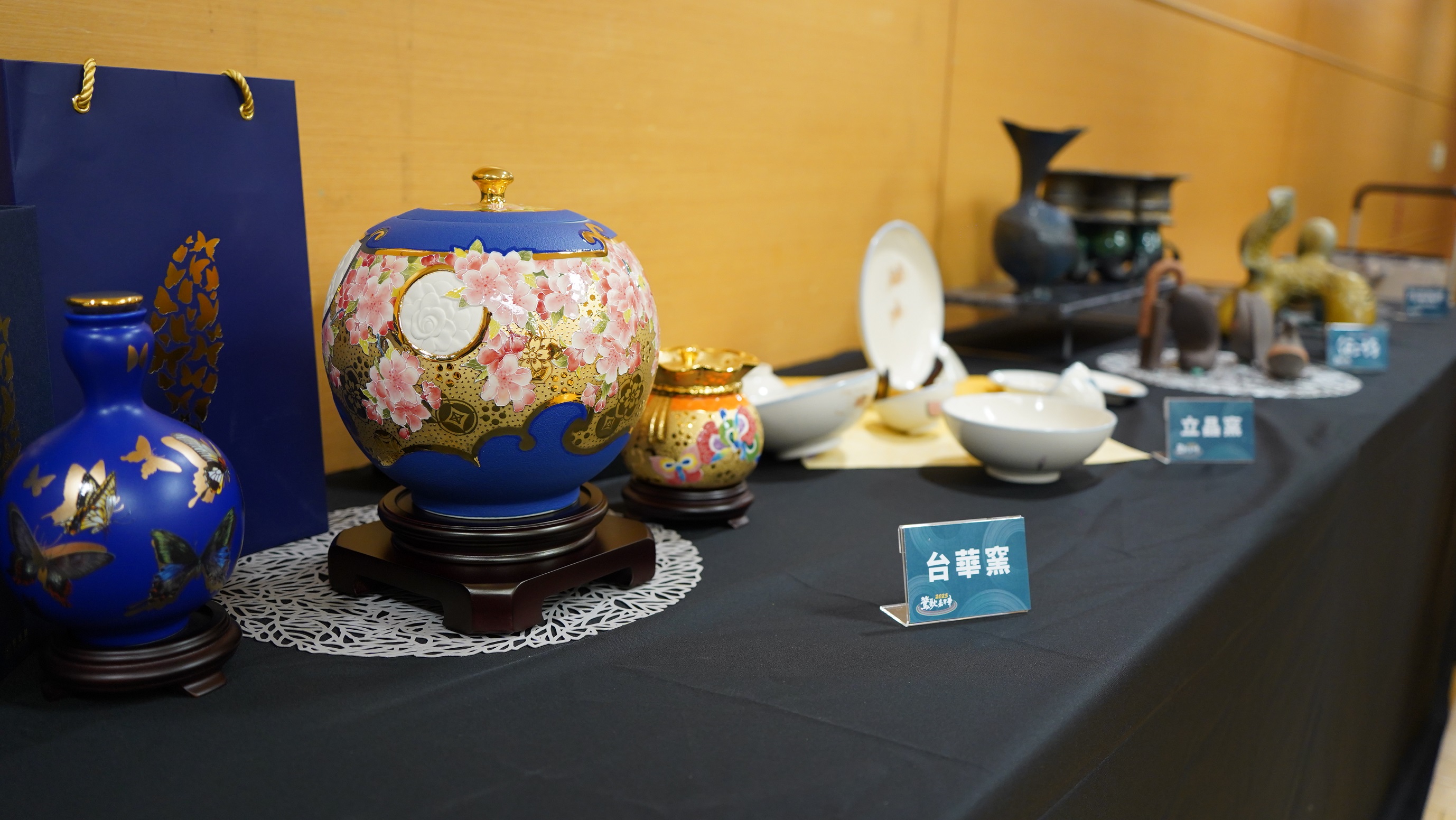 今年的鶯歌嘉年華有別以往，擴大規模辦理「陶瓷市集」、「活動特約店」，集結特約店家及在地業者共串聯超過百家共襄盛舉。