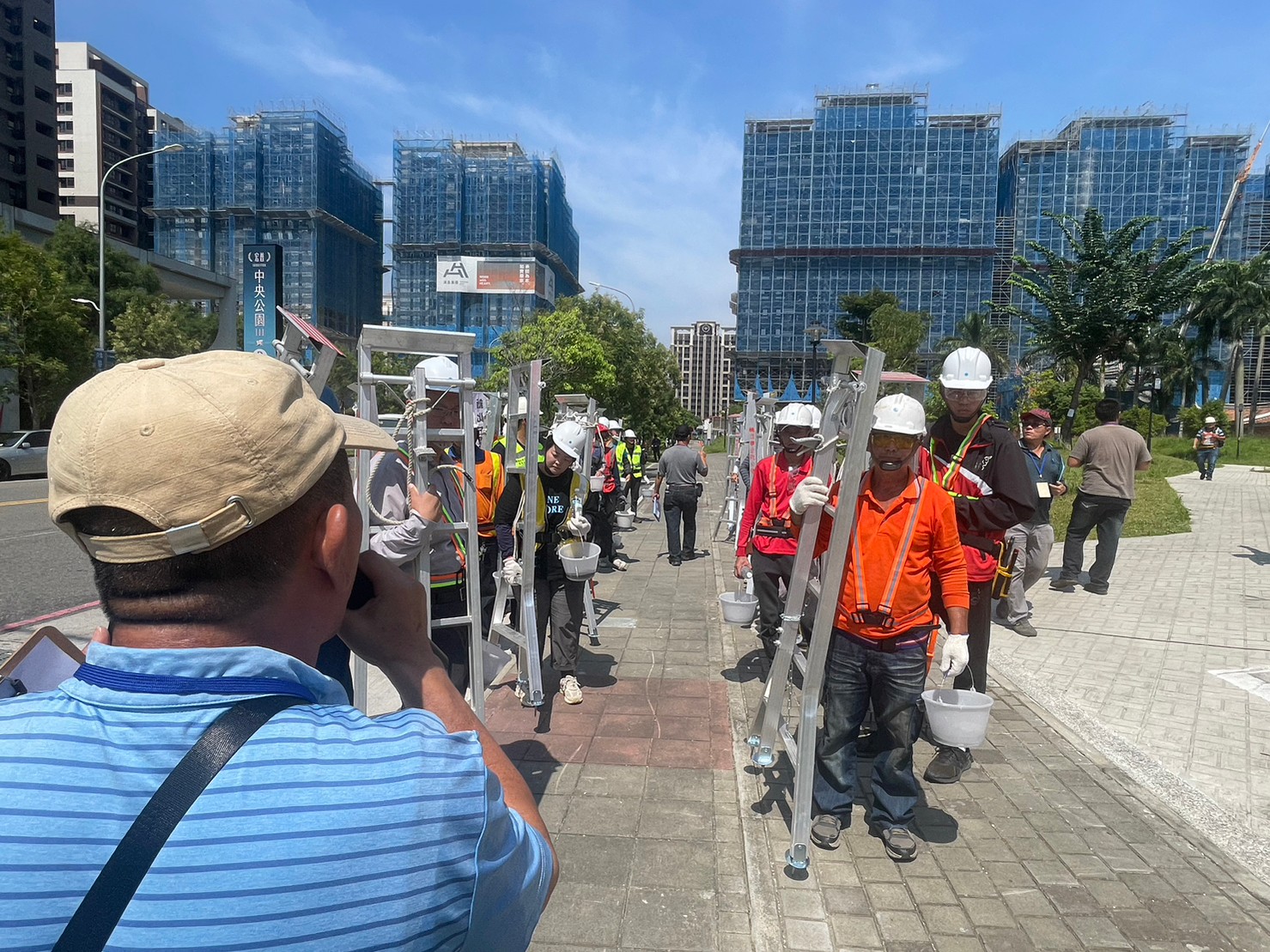 學員們於新店十四張歷史公園參訓、整裝待發準備進行實作測驗，以了解測驗流程