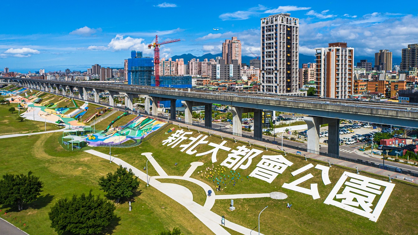 新北大都會公園打造全臺最大全齡共融的堤坡滑梯樂園，為親子玩樂紓壓聖地