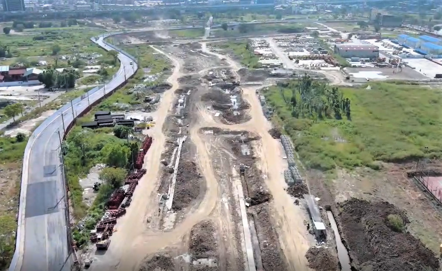 領航路地下箱涵幾近完工，正在進行路面回填工程。新北市地政局提供