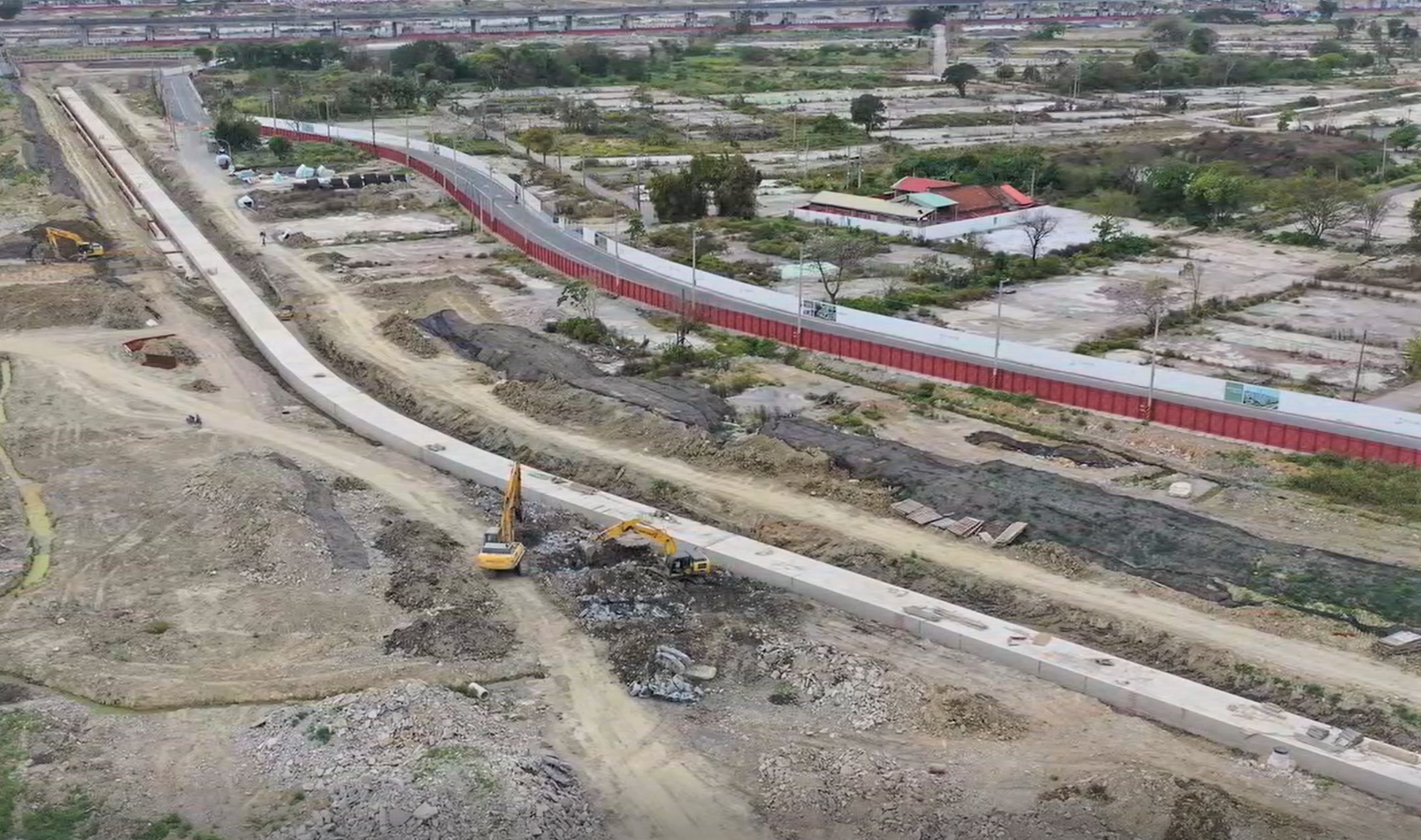 領航路地面下埋設箱涵以及共同管道。新北市地政局提供