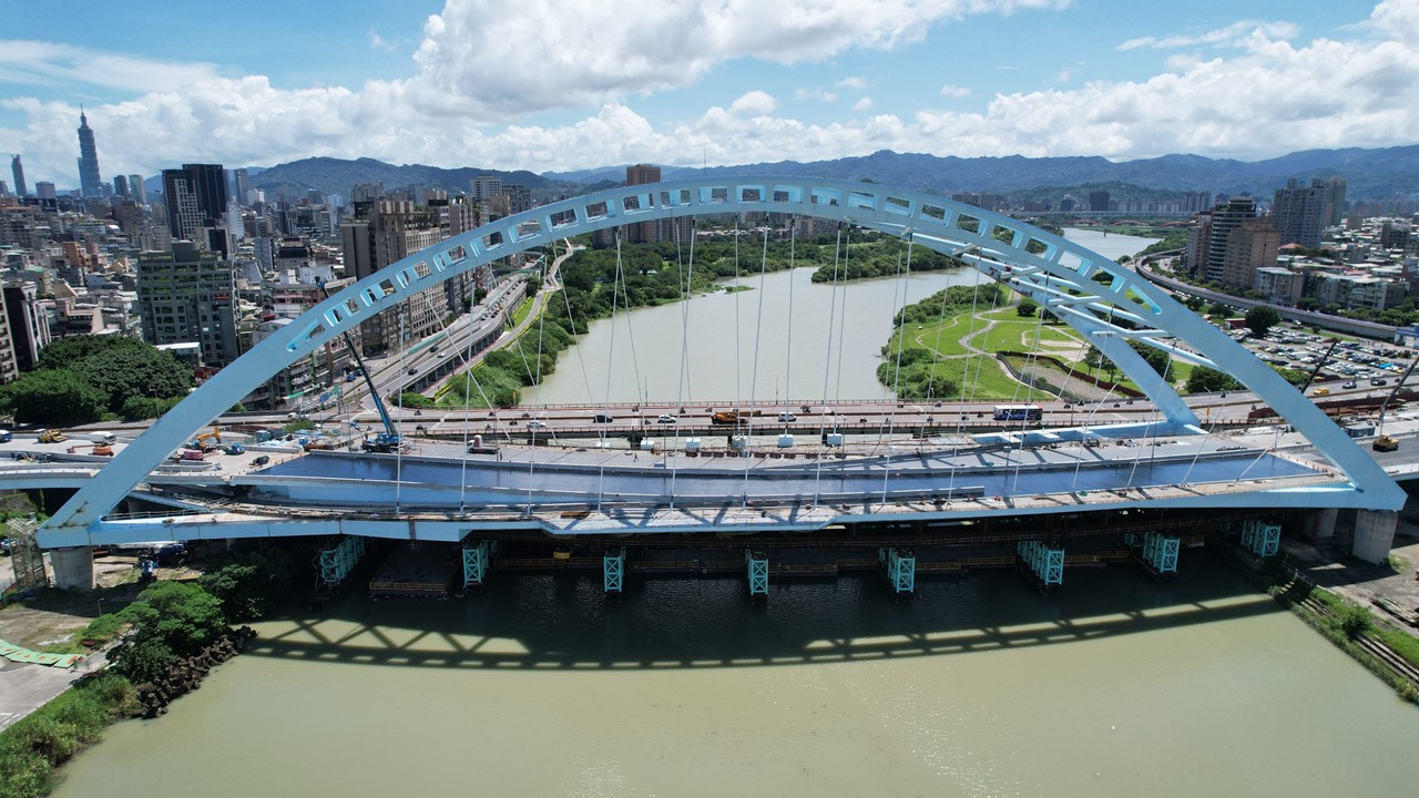 中正橋改建工程將於明日雙十連假開放新橋台北市往新北市方向通行，讓市民朋友能享有一座兼具安全便捷及美麗的新橋