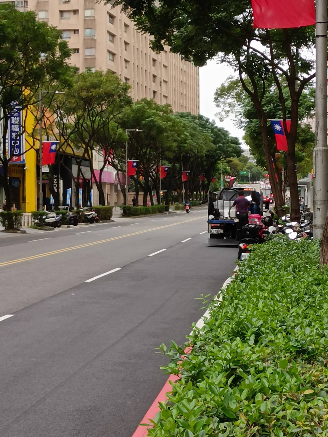新北市府為慶祝國慶暨臺灣光復節，各區主要道路已插掛國旗。