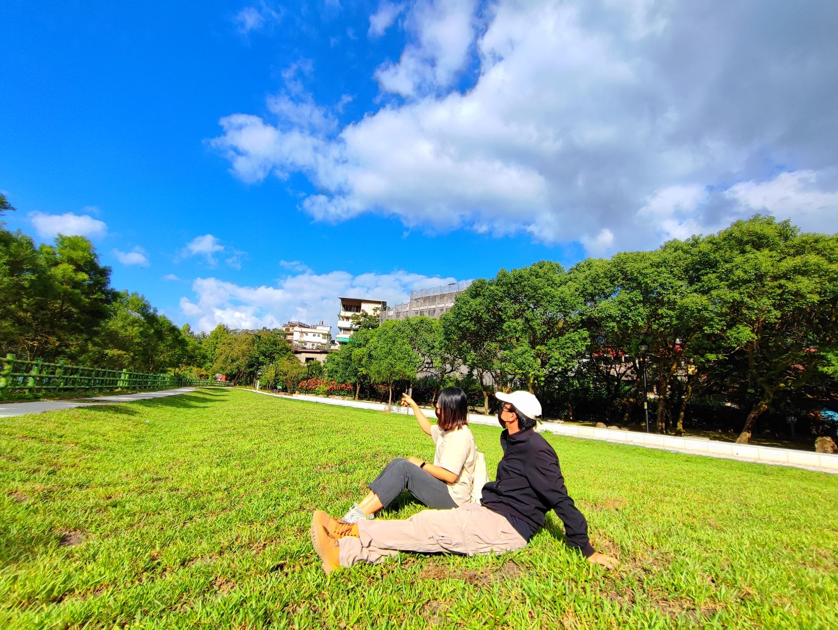 在廣興河濱公園隨性的仰躺在公園中央的大草坪