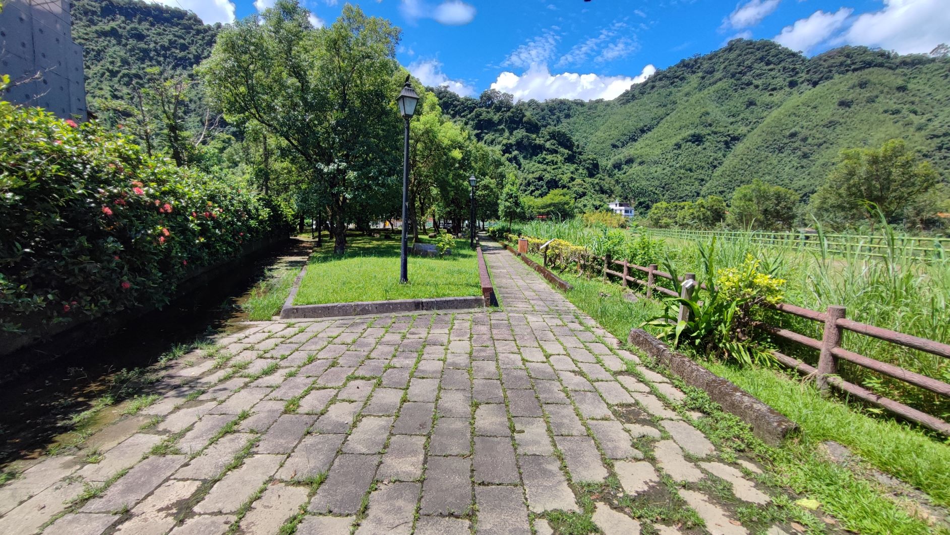 廣興河濱公園施工前設施老舊，缺乏休憩設施