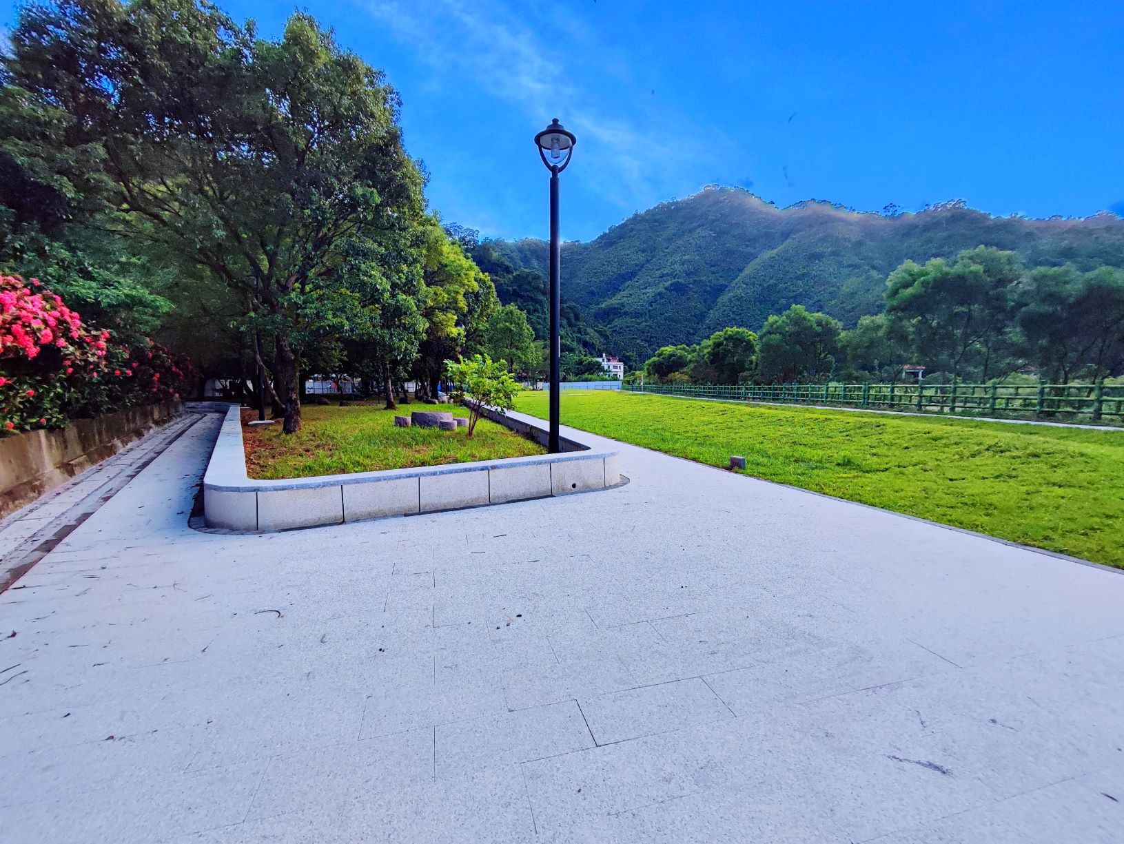 廣興河濱公園完工後設置休憩座牆供遊客休憩