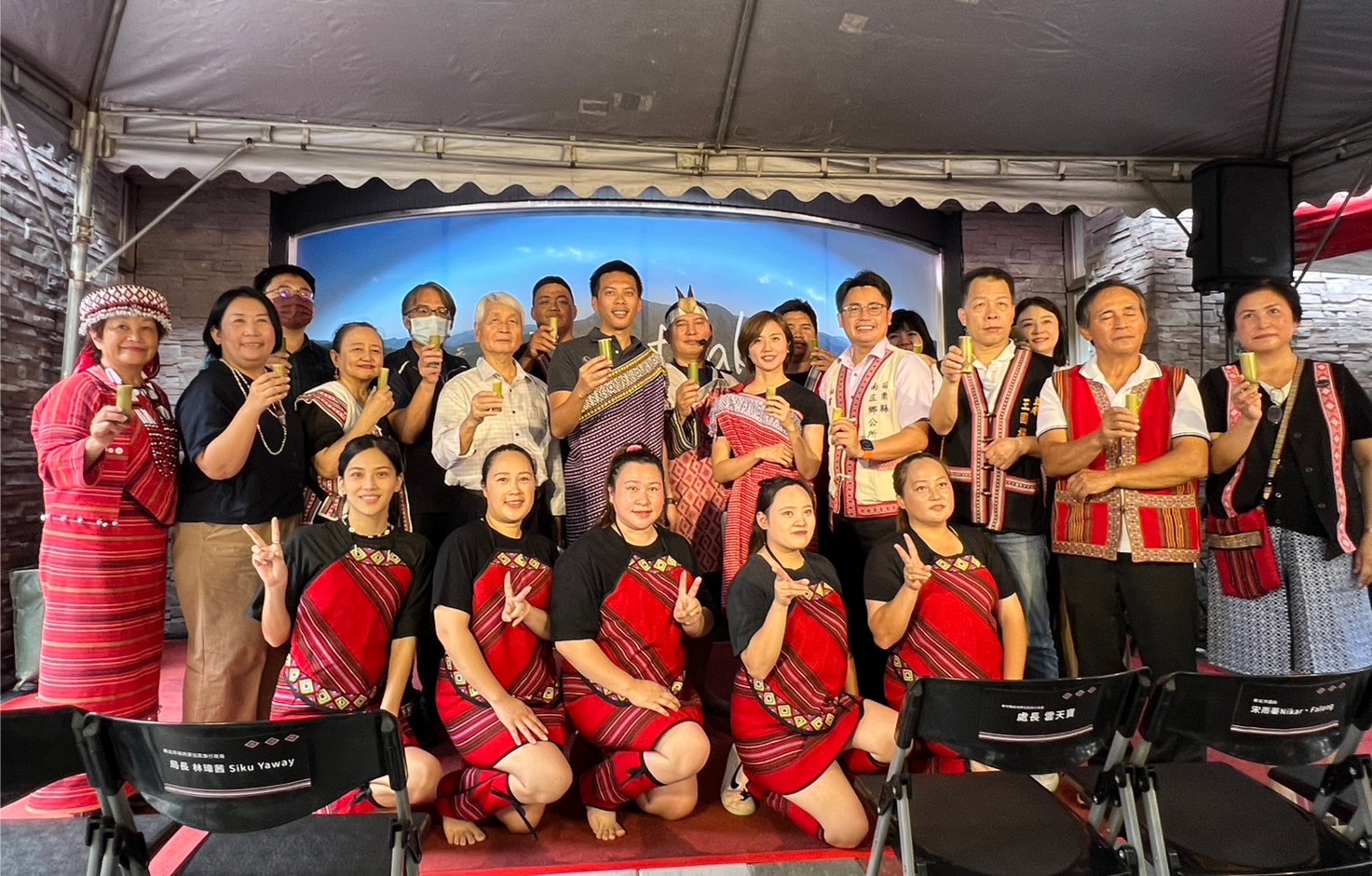 親愛的小米「Siyon trakis」烏來泰雅族歲時祭儀演變歷程特展熱鬧開展，新北市政府原民局長林瑋茜Siku Yaway局長與嘉賓合影。(圖/新北市政府原民局提供)