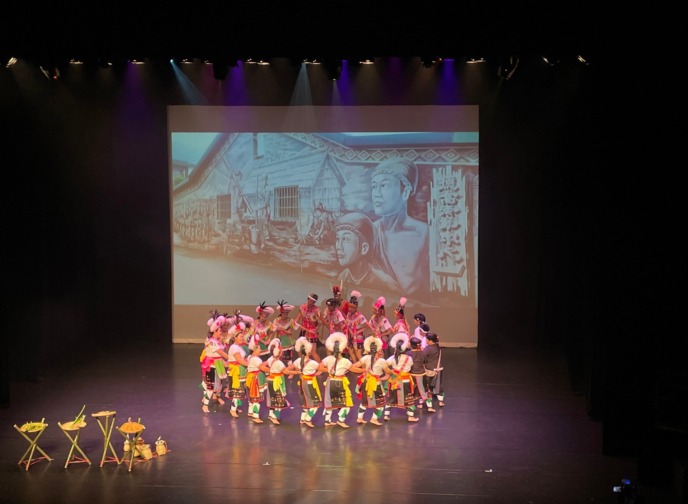 藝術團透過展演將台東關山鎮德高部落的豐年祭舞蹈及歌謠完整呈現。（圖/新北市政府原民局提供）