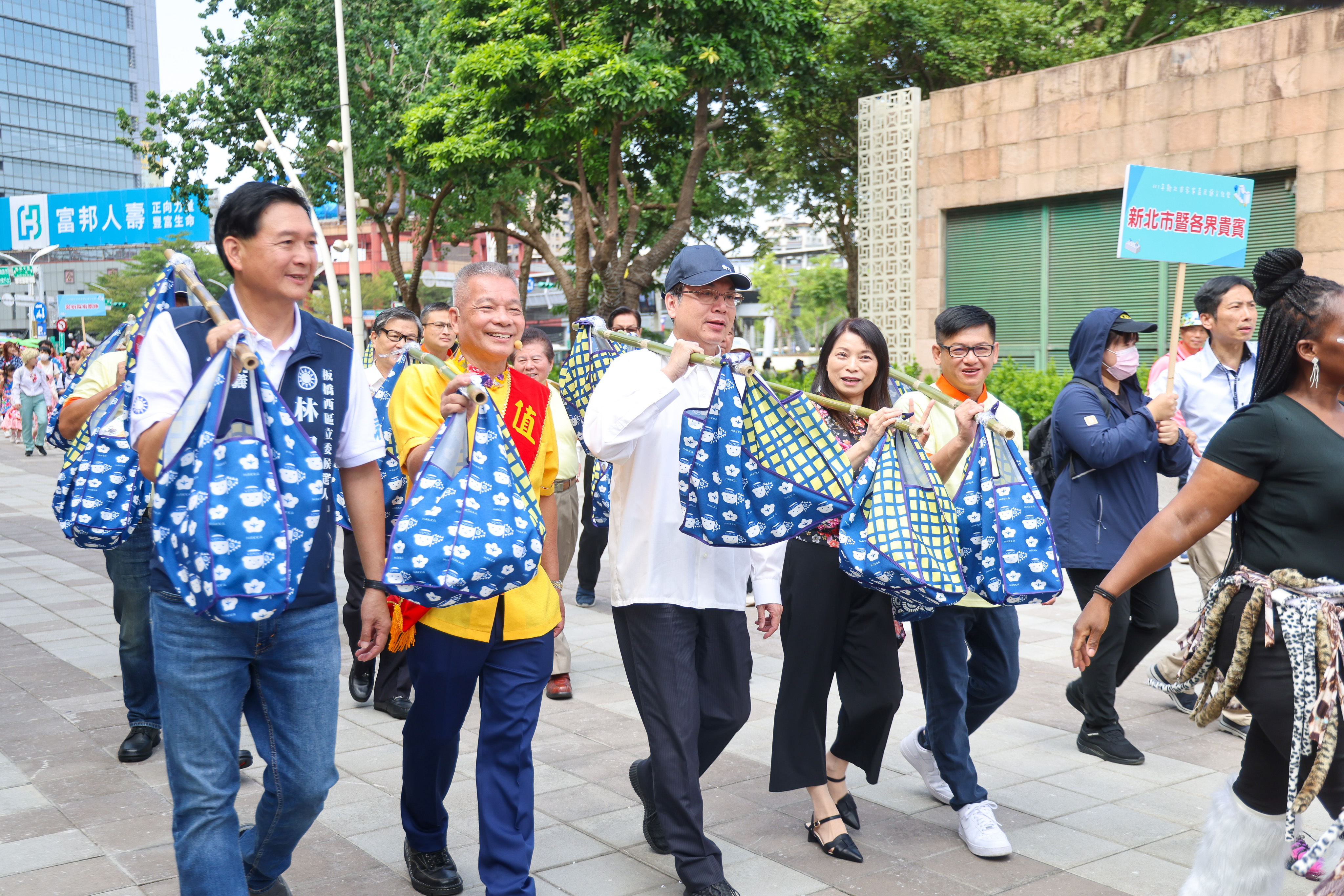 112年新北市客家義民爺文化祭「義起靚新北」，劉和然副市長率各界貴賓挑擔進場
