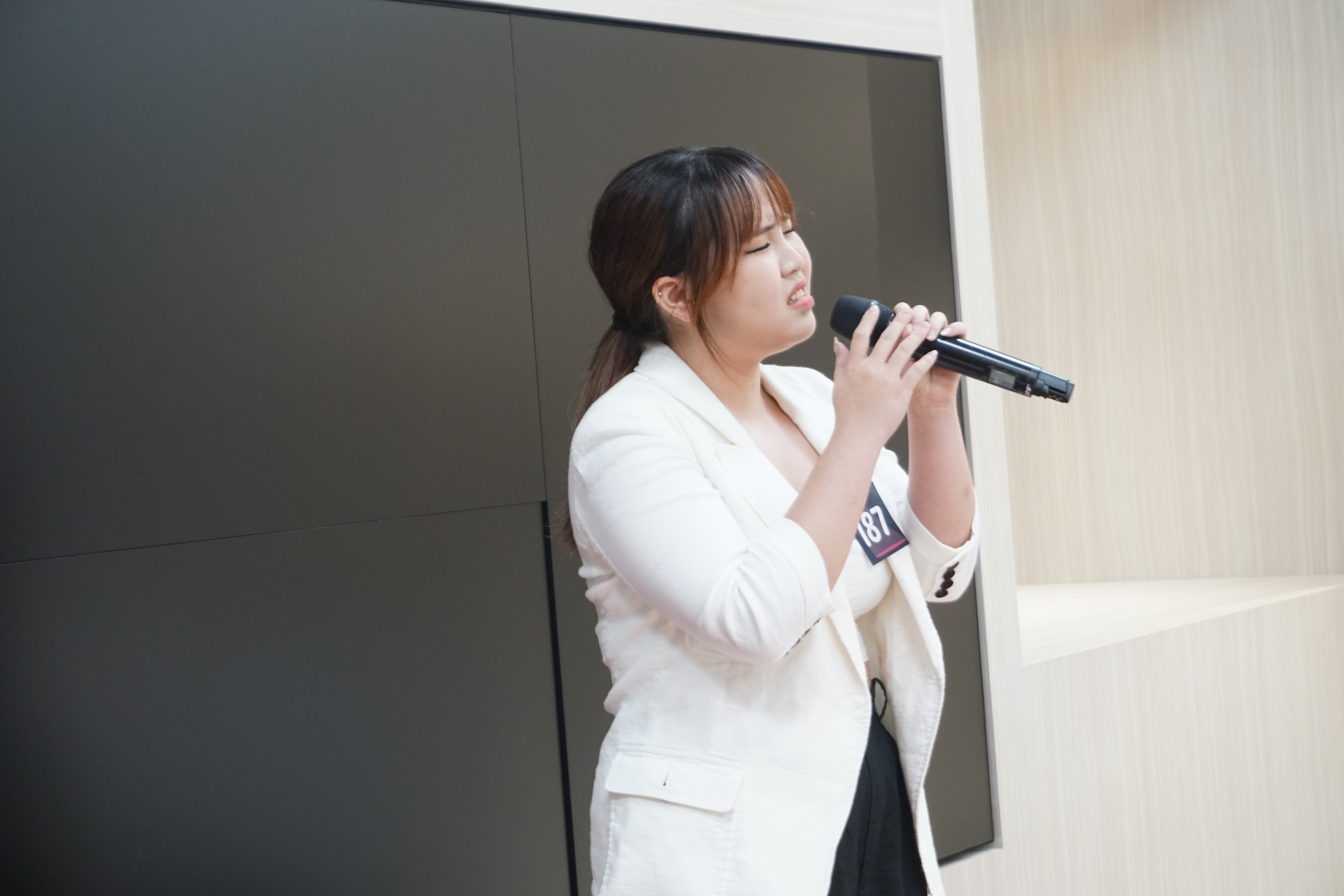 年僅19歲卻已征戰多場歌唱賽事的選手宋佳真，於初賽中壓軸登場，成功晉級決賽。