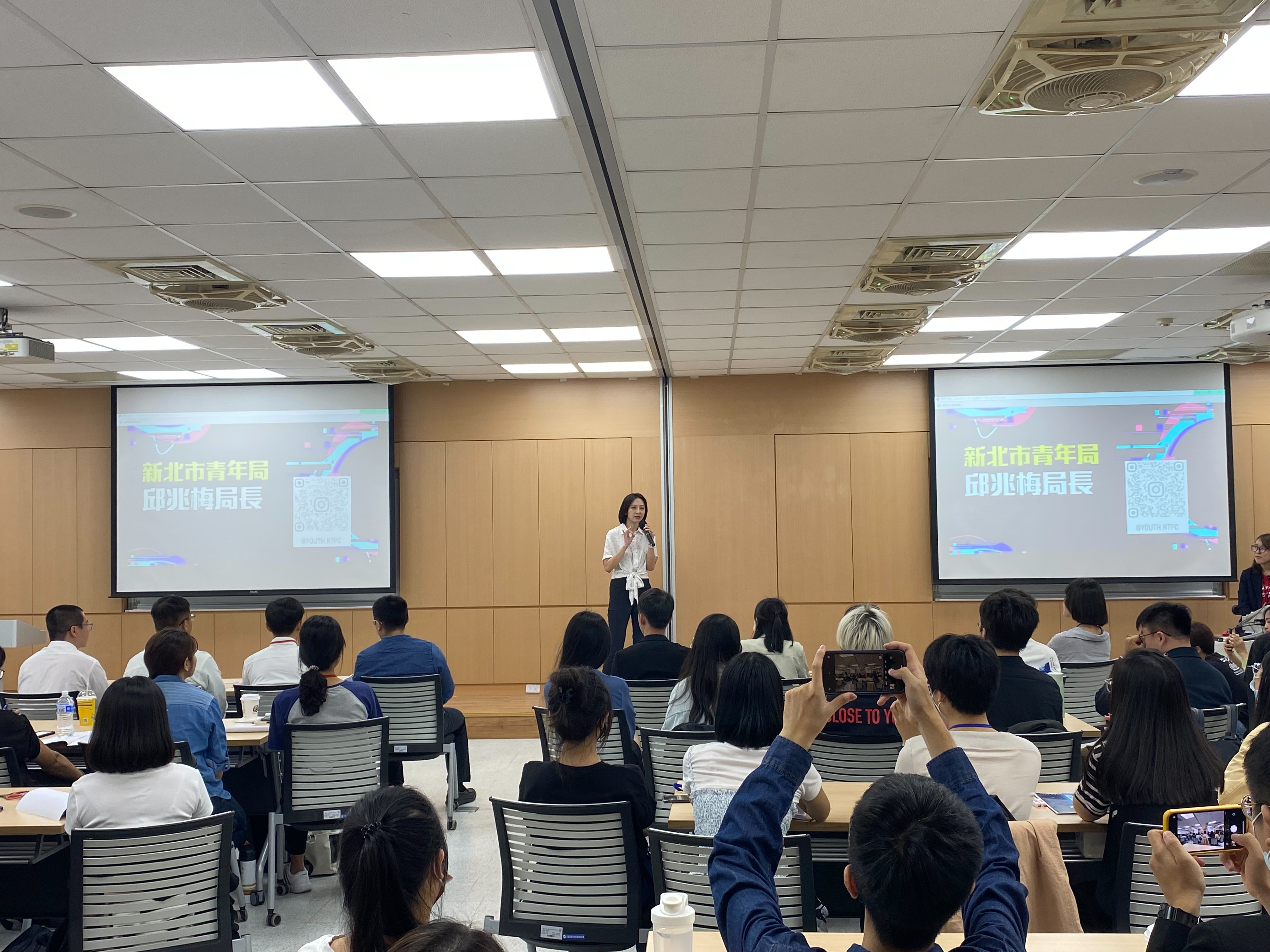 新北市青年局舉辦營隊目的是提供學生交流平台，鼓勵青年學子發揮創意和合作精神，提出解決方案。