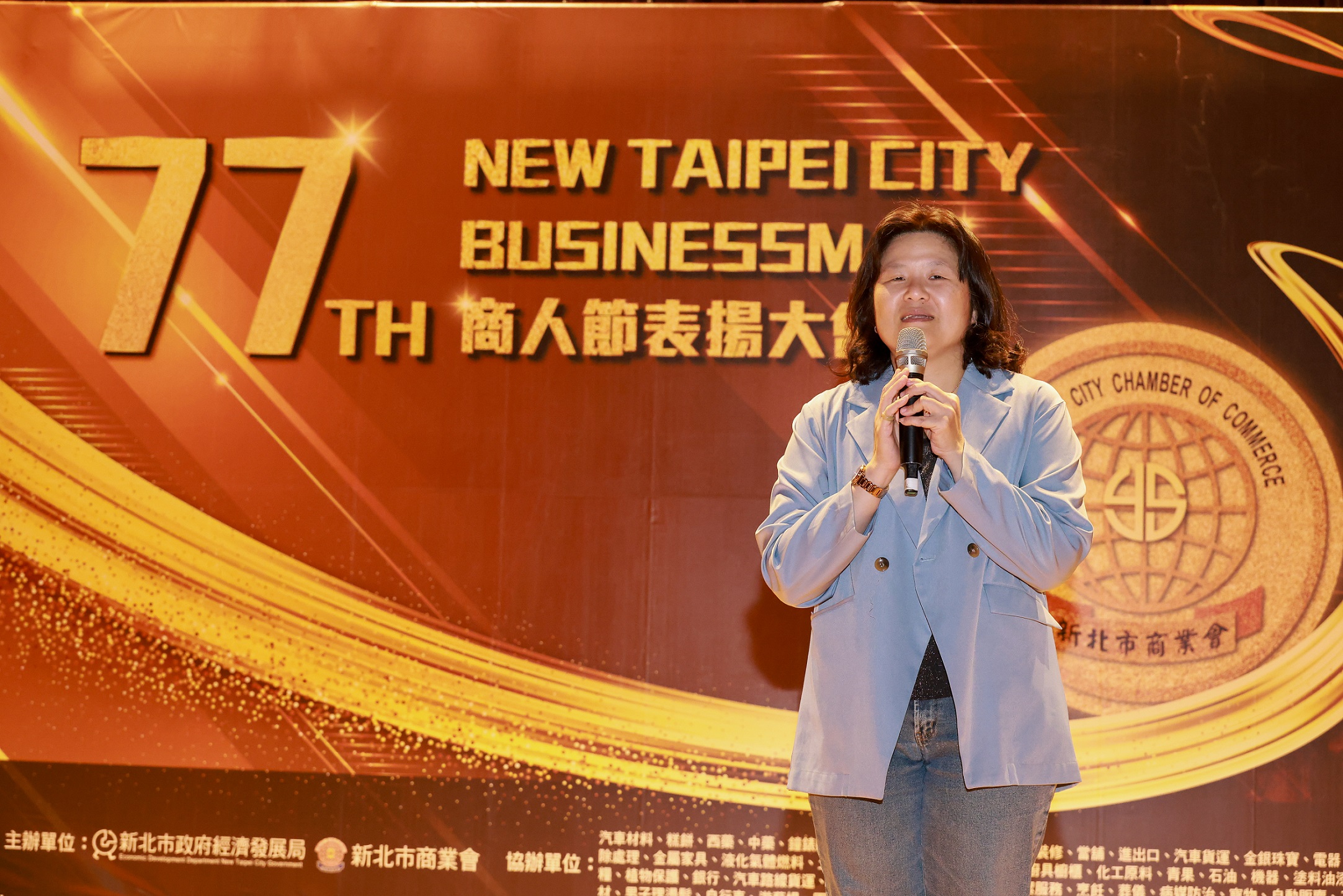 經發局長何怡明說明，市府攜手地方商圈結合節慶及在地特色，舉辦鶯歌嘉年華、府中搞什麼鬼、耶誕市集等活動，為周邊商家帶來觀光人潮及營業額