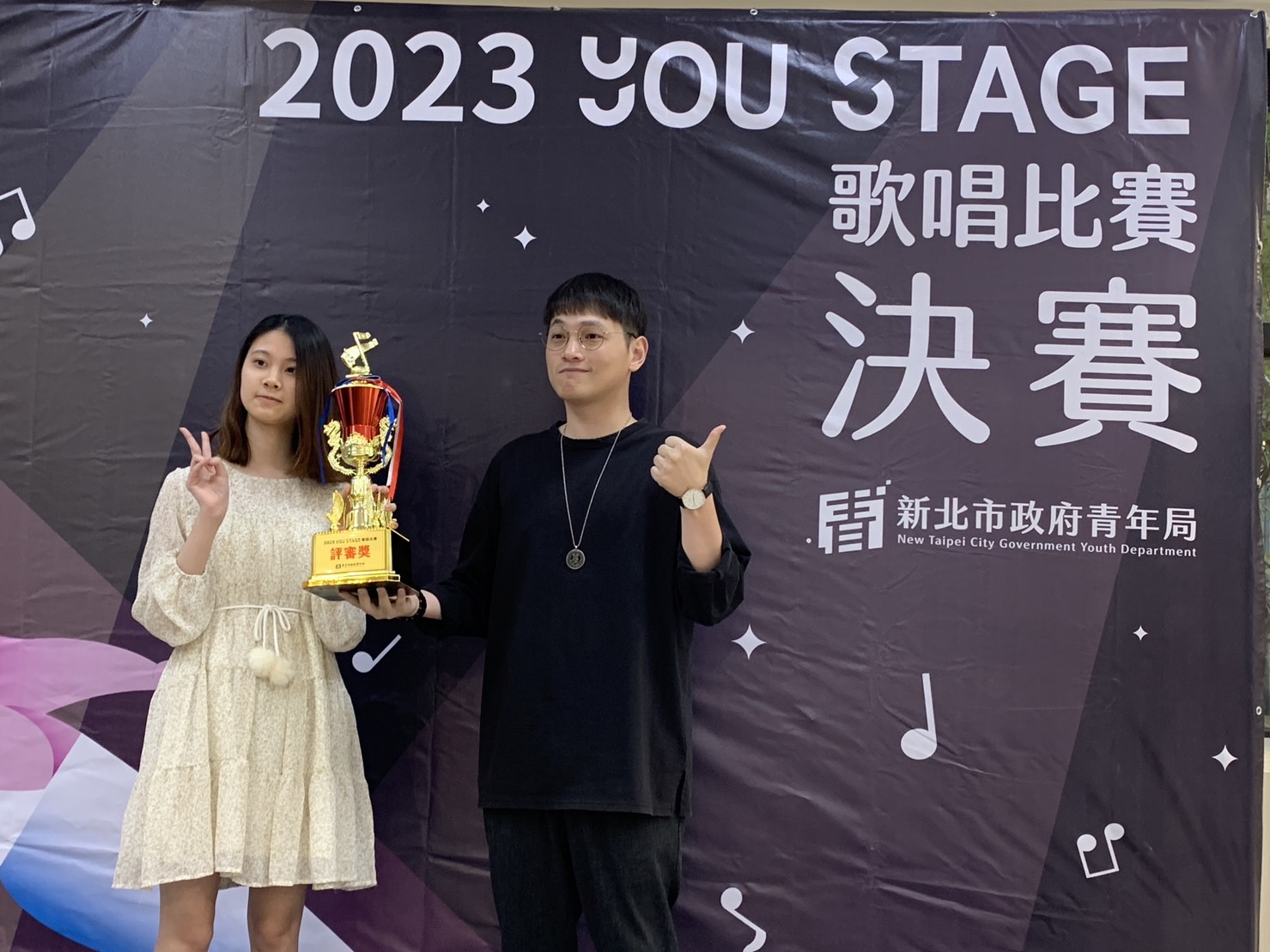 年僅17歲的邱曉涵演唱周杰倫的《擱淺》獲頒評審獎，勉勵她輕鬆面對外界期待的壓力