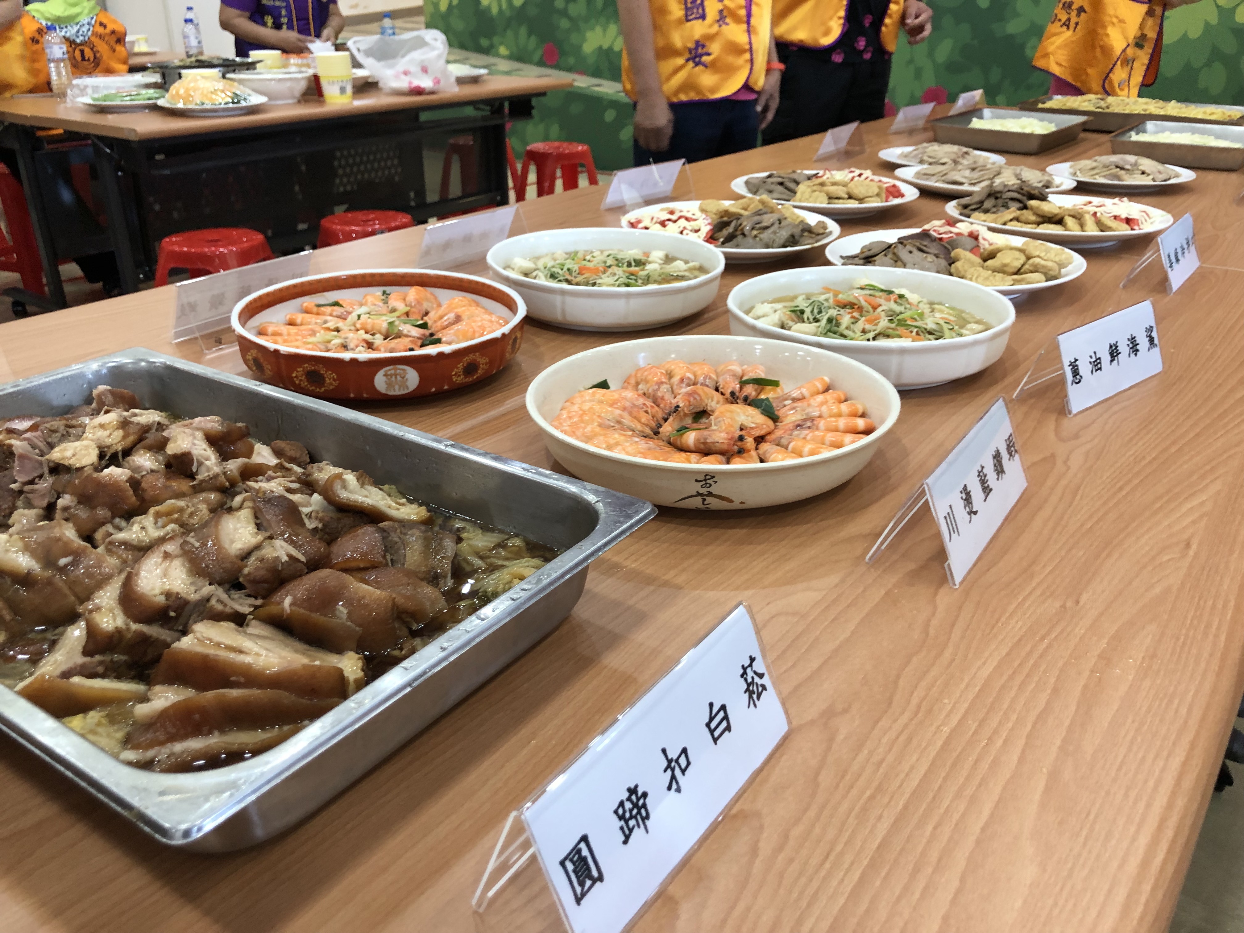 辦桌活動豐盛的菜色讓院生大快朵頤