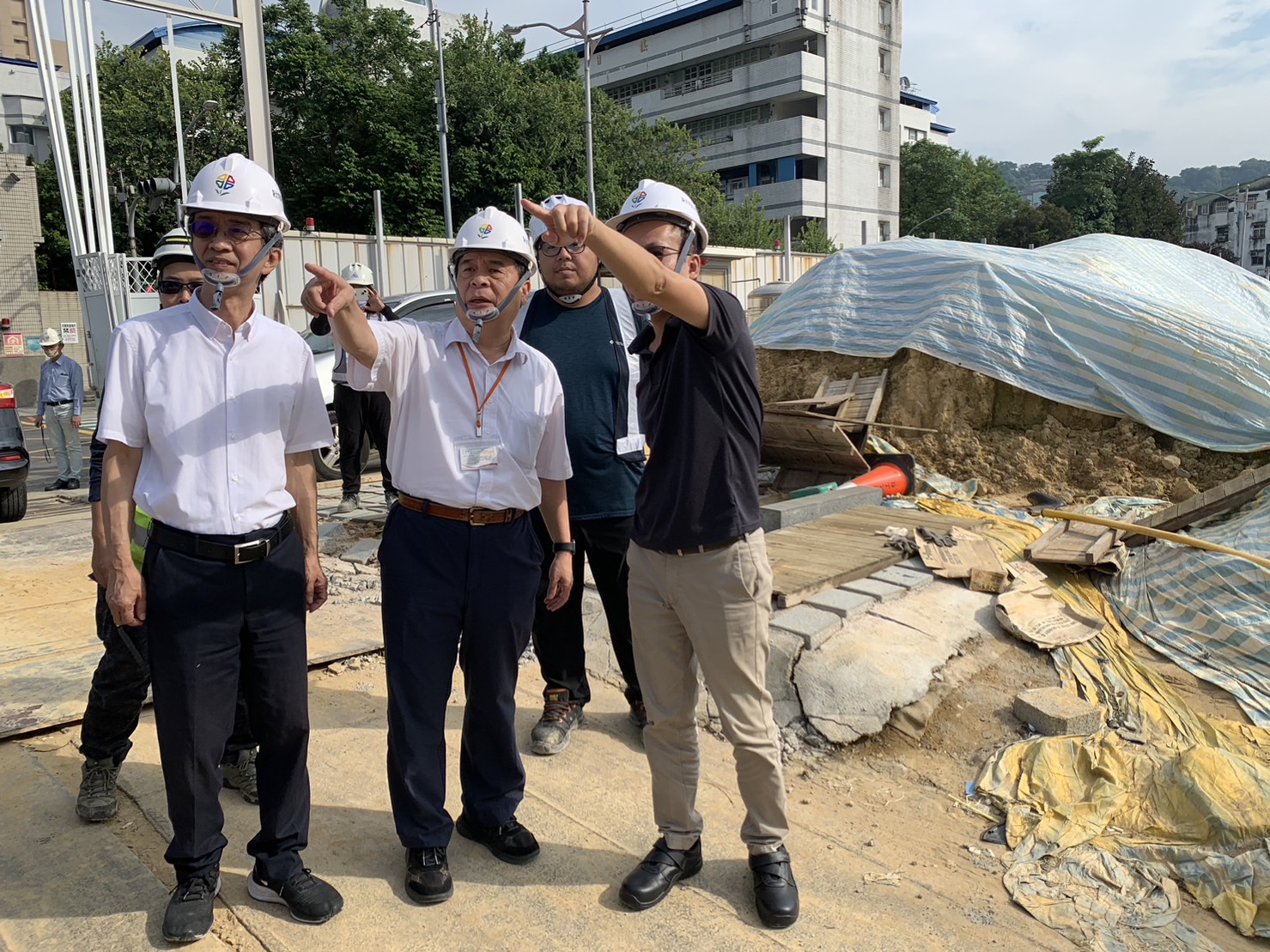 交通局長鍾鳴時視察錦和運動公園停車場工程，提醒施工團隊安全至上