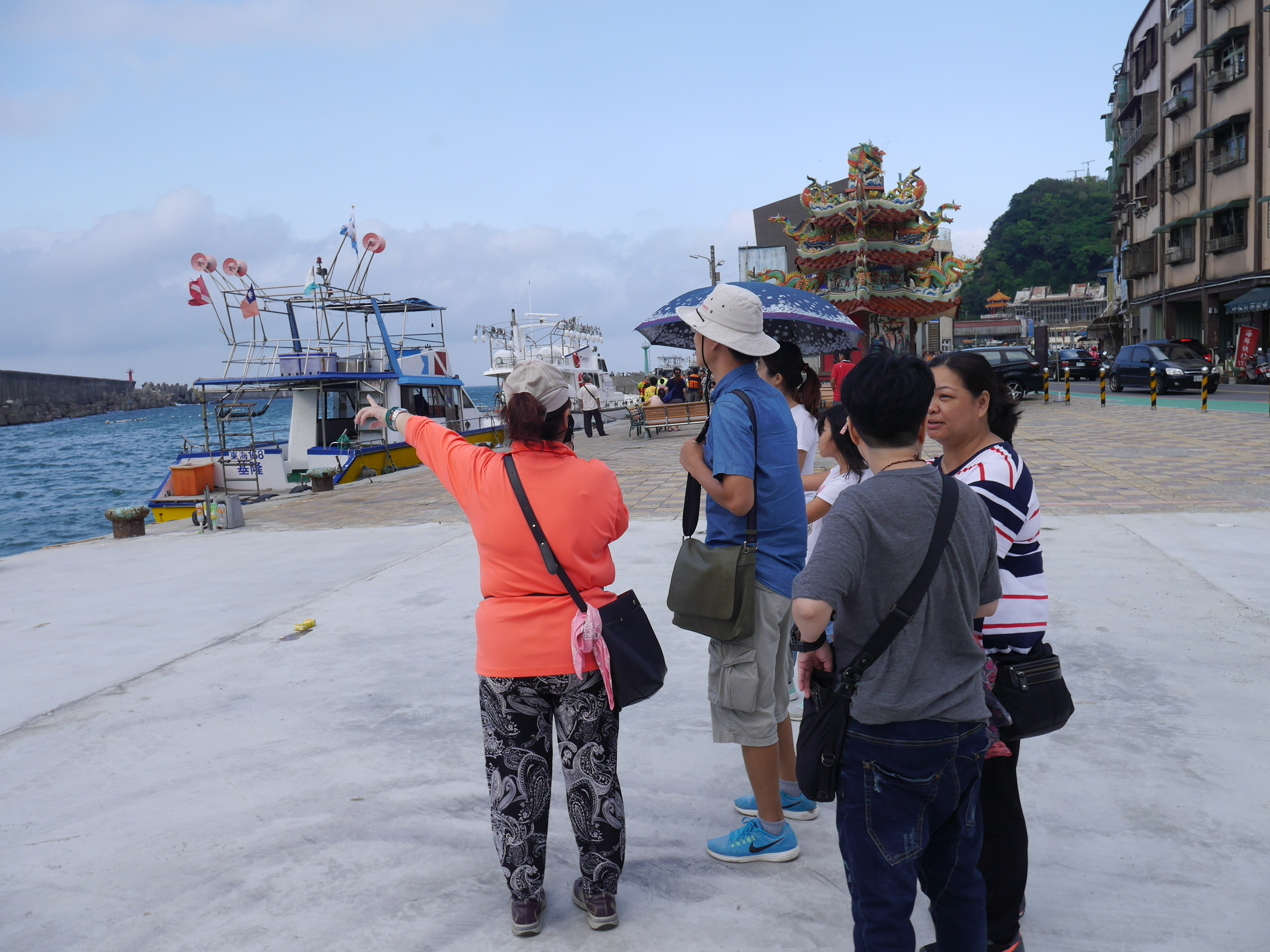 圖四：由資深嚮導帶領的「漁村漫慢遊」，讓民眾深度認識萬里蟹產地漁村。(資料照片)