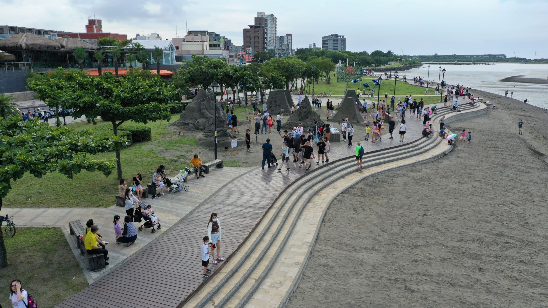 沙雕展吸引眾多遊客造訪八里左岸