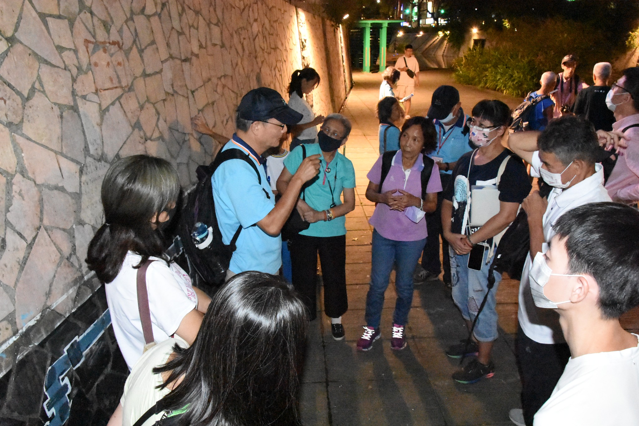 中港大排導覽志工在兩小時的走讀中，介紹新莊的故事、中港大排的水圳文化歷史、周邊生態環境的保育觀