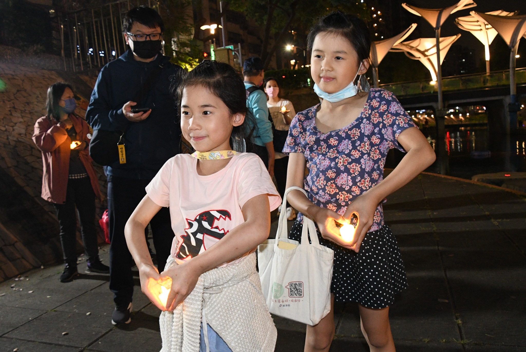 志工隊發給來參加的民眾每人1支會發光蠟燭，體驗以前中港大排螢火蟲的氛圍