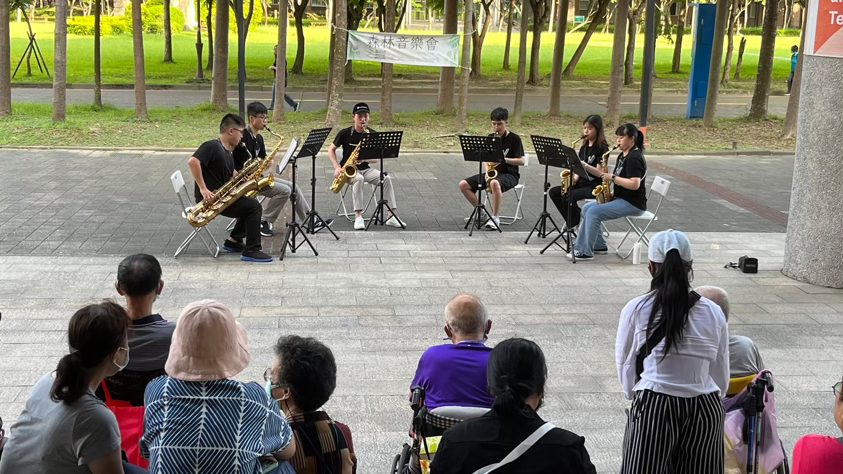 台北大學揪鄰近社區長輩一起舉辦森林音樂會  希望透過社區融合  讓青銀共學老（北大社科院高齡社區研究中心提供）