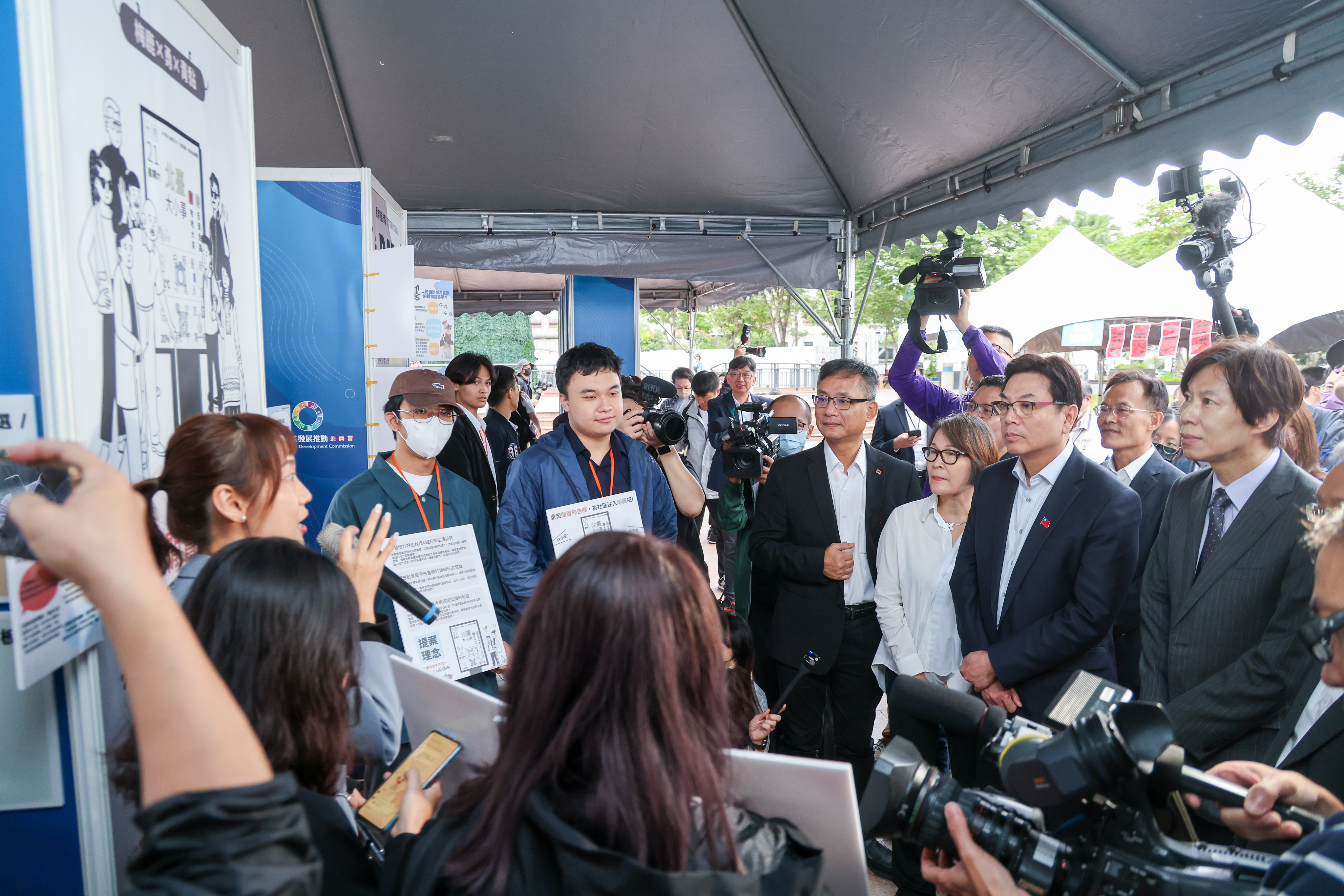 第20屆首長會議暨青年創議市集成果發表會，劉和然副市長與各縣市代表參觀青年創意提案