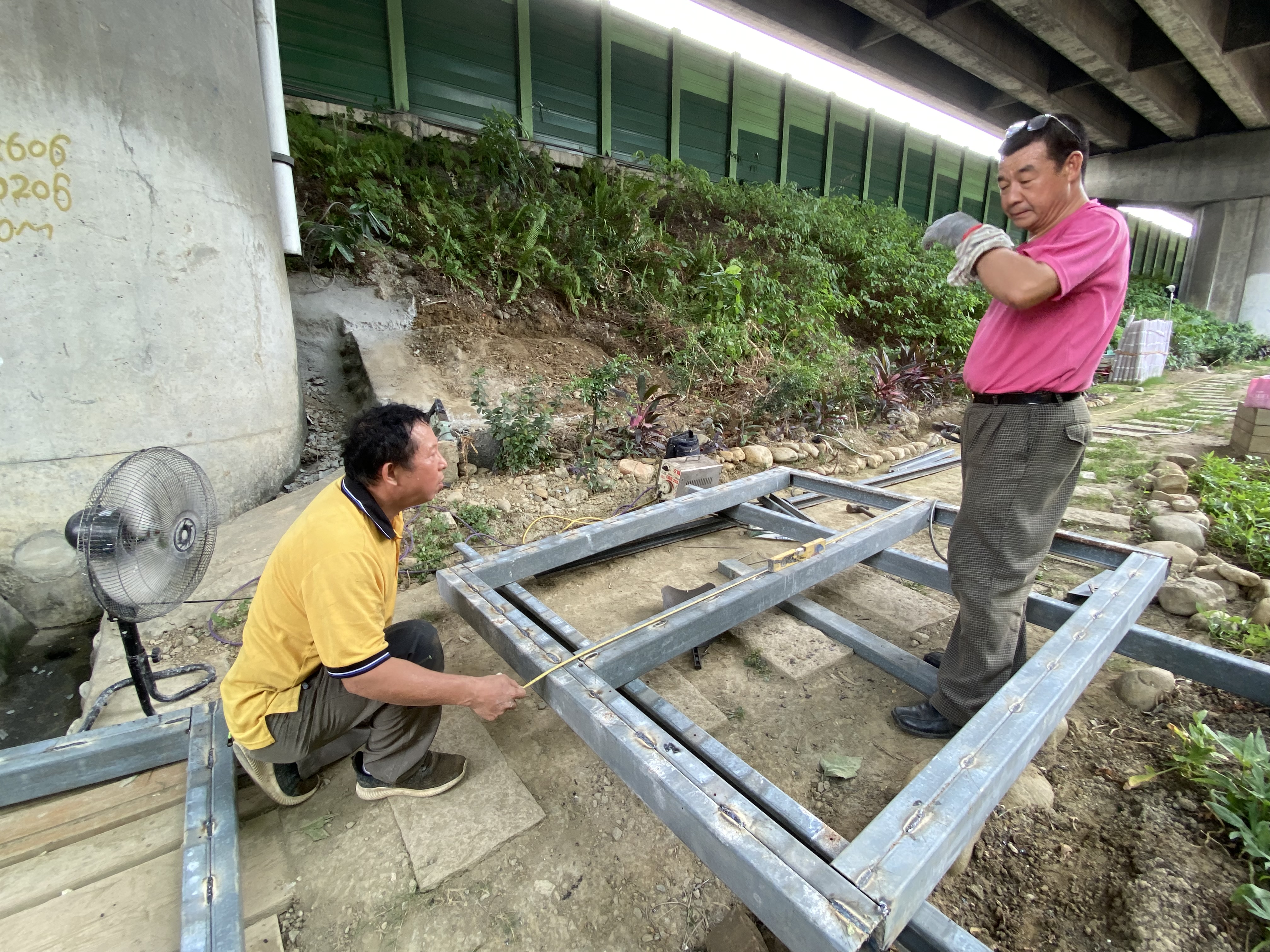 8.五股區興珍里百工達人林培鈞先生(左)於高速公路橋下廊道打造綠廊