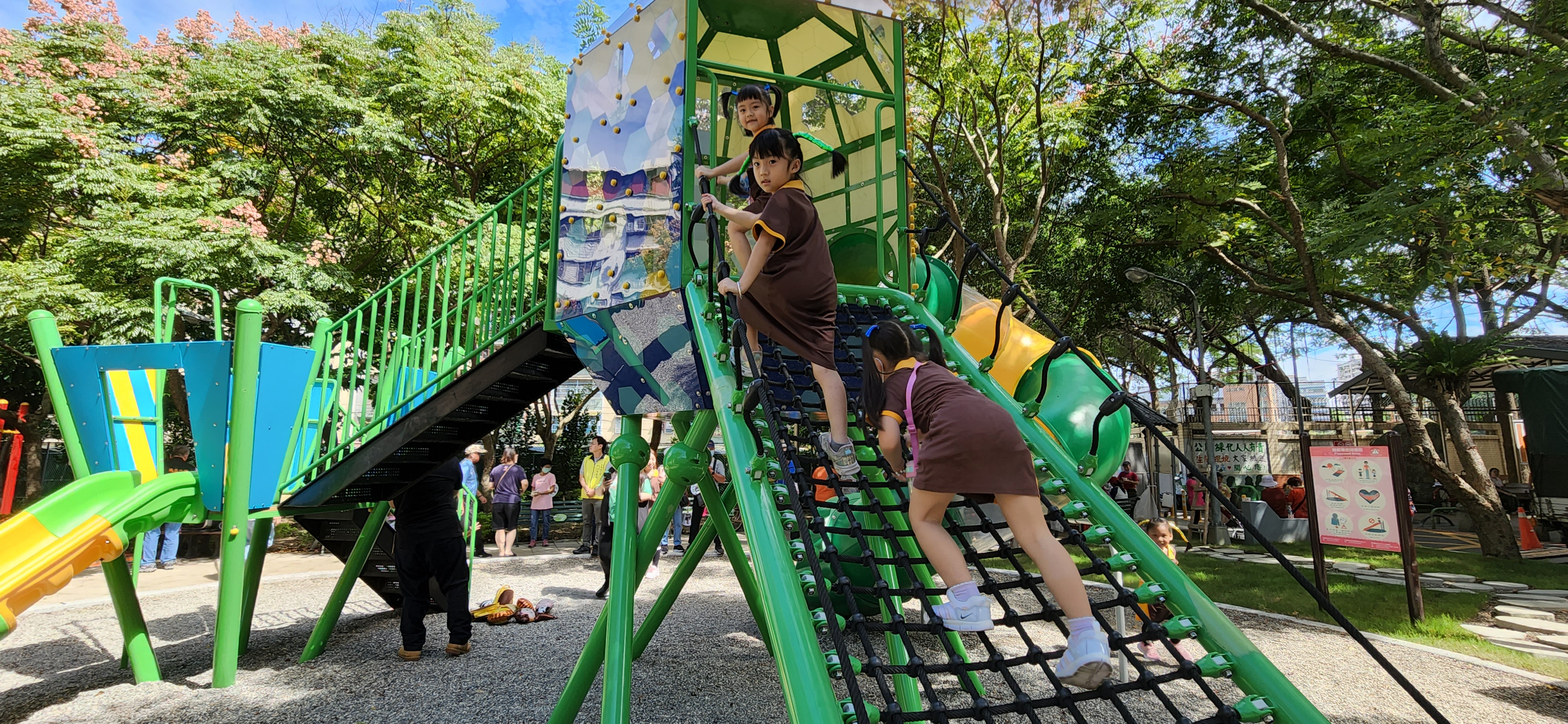 攀爬式網架也改變單調罐頭遊具的制式玩法，提升公園遊戲的冒險性及挑戰性。