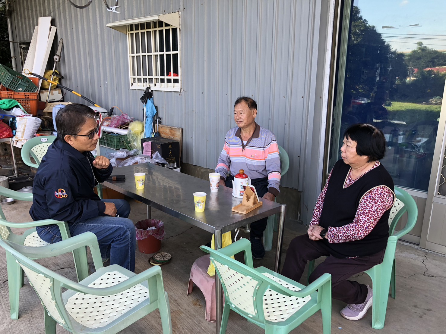 新北市政府邱秘書長敬斌(左一，時任副秘書長)現地訪視拆遷戶。新北市地政局提供