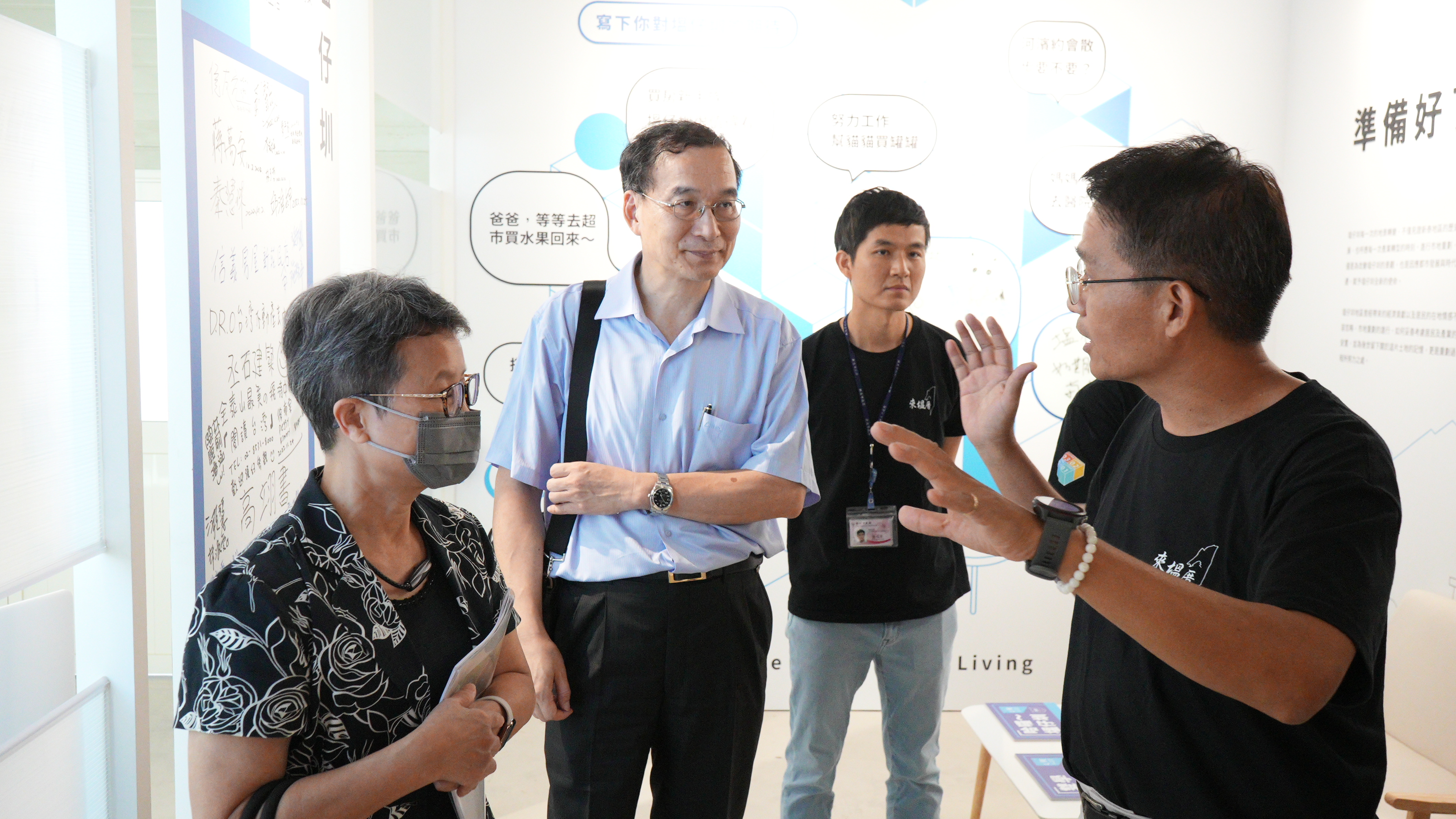 公務人員傑出貢獻獎評審委員蒞臨塭ㄟ故事現場訪視，邱秘書長敬斌(右一)向評審委員說明輔遷小組傑出事蹟。新北市地政局提供