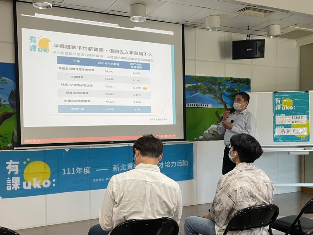 張舜傑老師將於11月7日以「洞察企業現況，掌握市場趨勢」為題，教導大家Canva的操作與設計基礎。