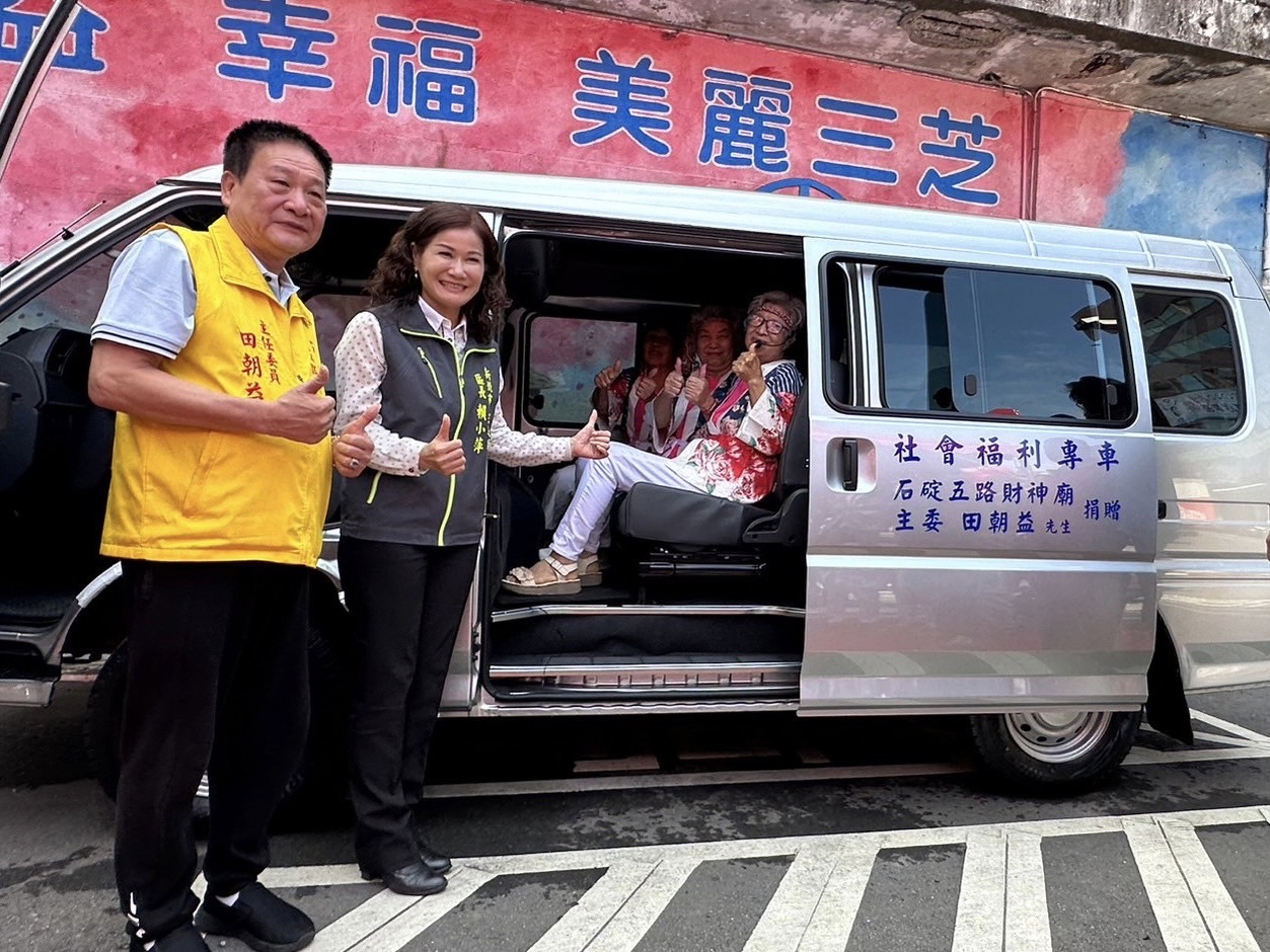 田朝益主委與賴小萍區長邀請樂天社區長輩試乘社福專車。