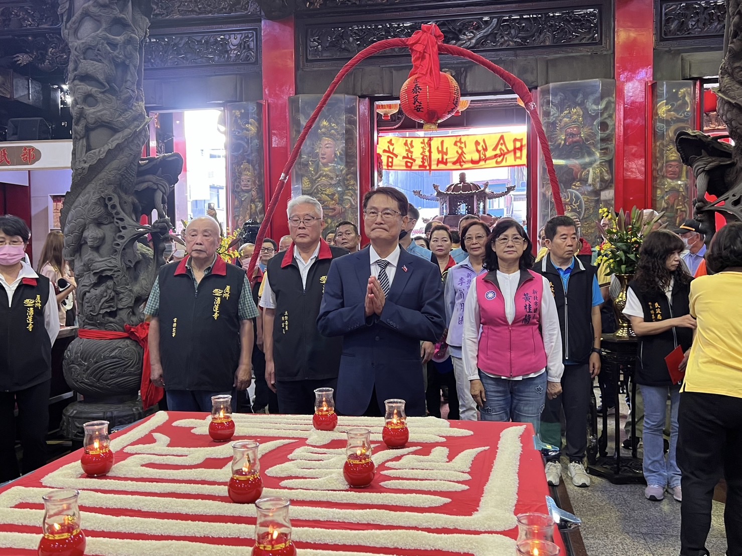 明日是觀音佛祖出家紀念日，副市長陳純敬特別前往參拜。