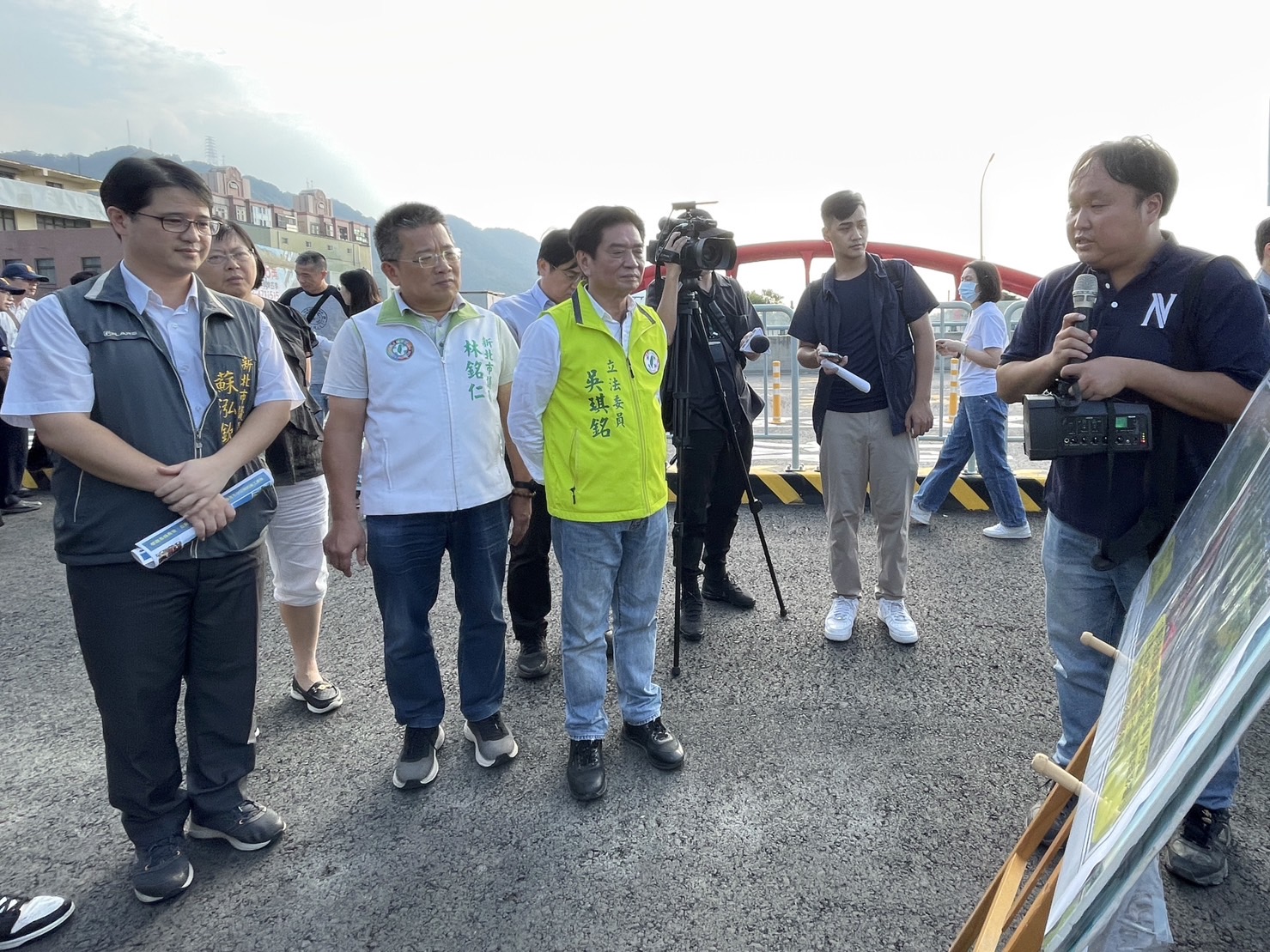 三鶯大橋改建工程已開放全線通車滿一個月，現場由新北市新工處科長游礎安(右1)進行簡報。