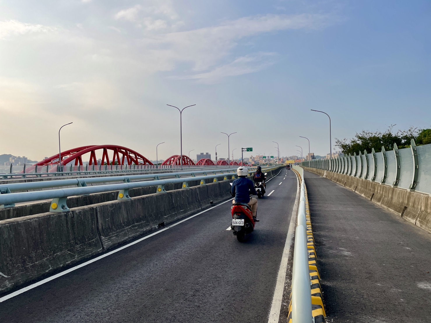 三鶯大橋歷經5年改建並於9月23日開放全線通車，通車後不僅為往返三鶯地區的民眾帶來安全便利的交通，也為剛結束的「2023台灣設計展」帶來的車潮及人潮發揮紓解的功效。