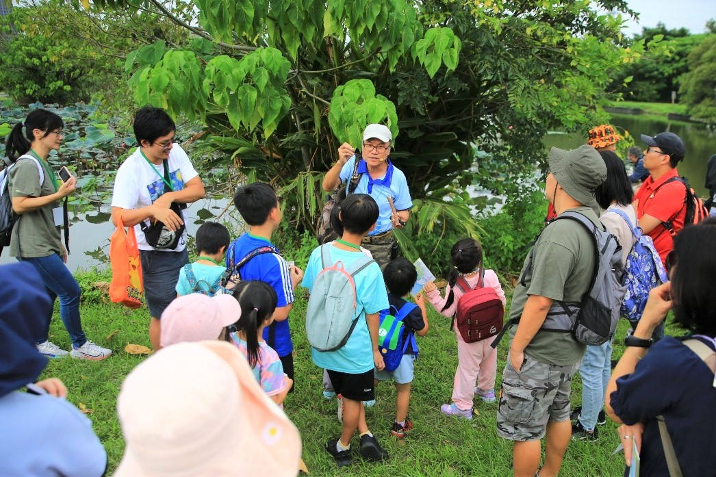 9.甘偉文(中)自102年起加入環保志工行列，致力於推動濕地環境教育