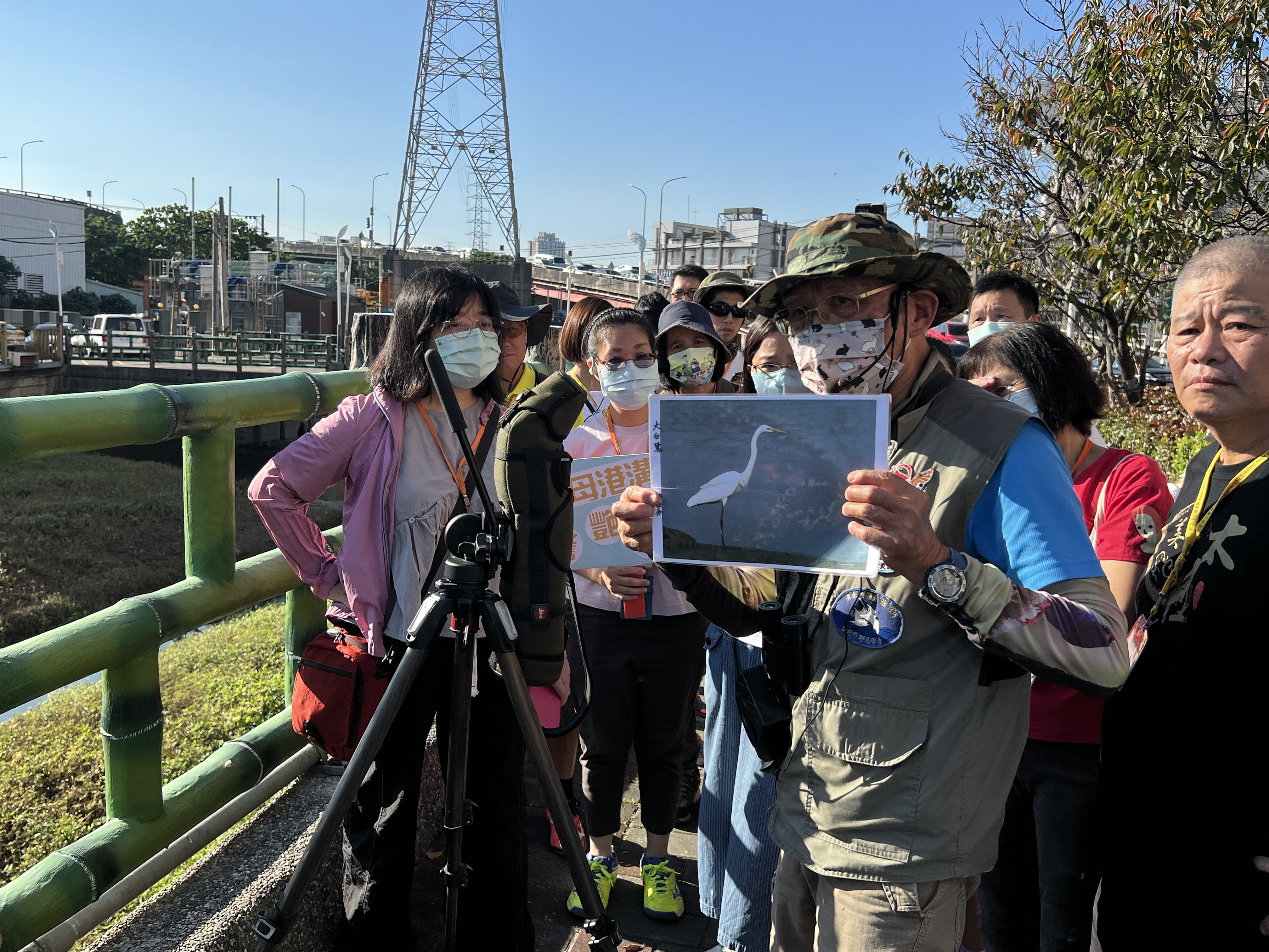 活動邀請台北市野鳥學會陳岳輝老師帶領民眾沿著鴨母港溝步道走讀