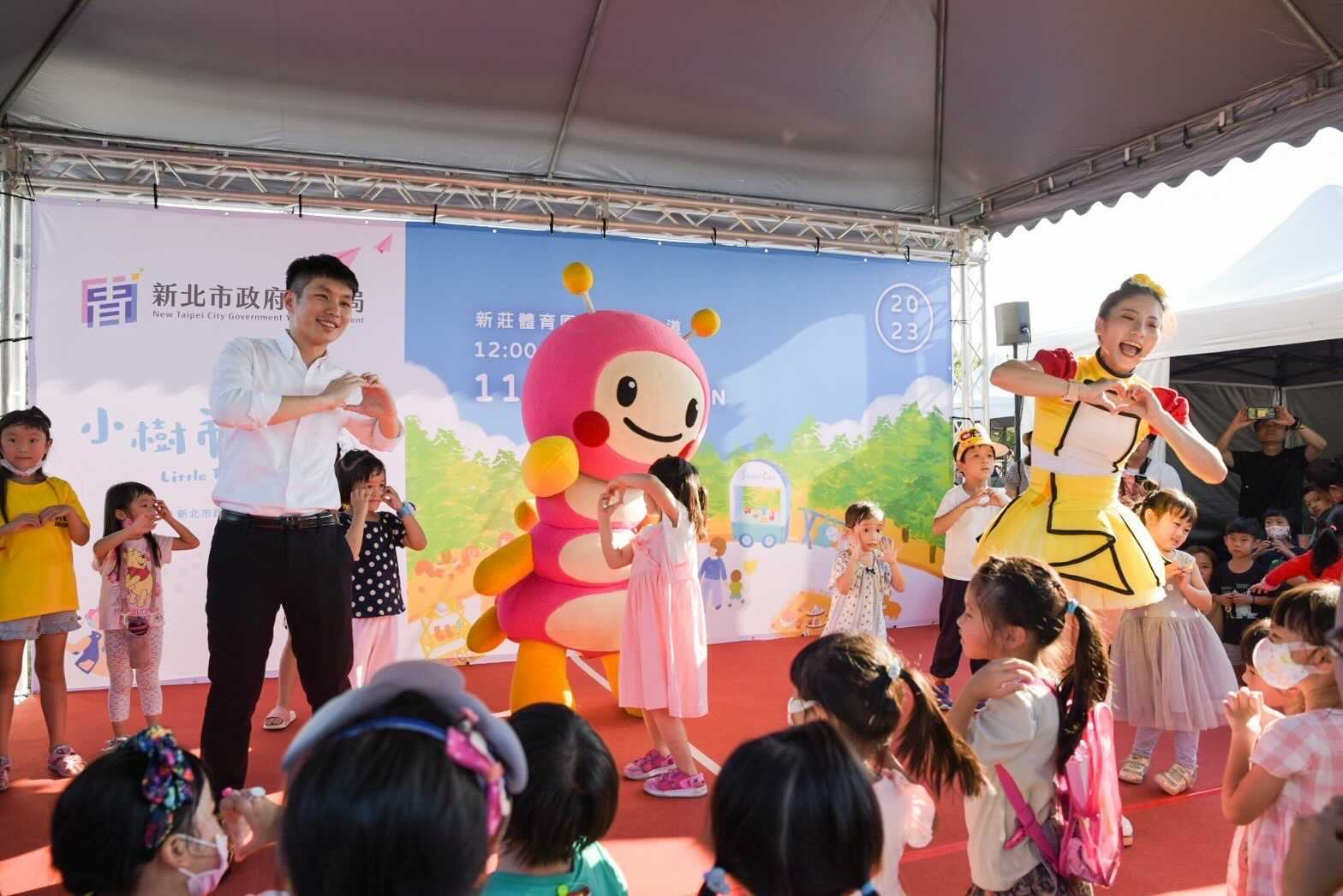 「小樹市集IN新北」人潮盛況空前，MOMO家族泡芙姐姐及青年局股長在舞台上與大小朋友一起活力帶動唱。
