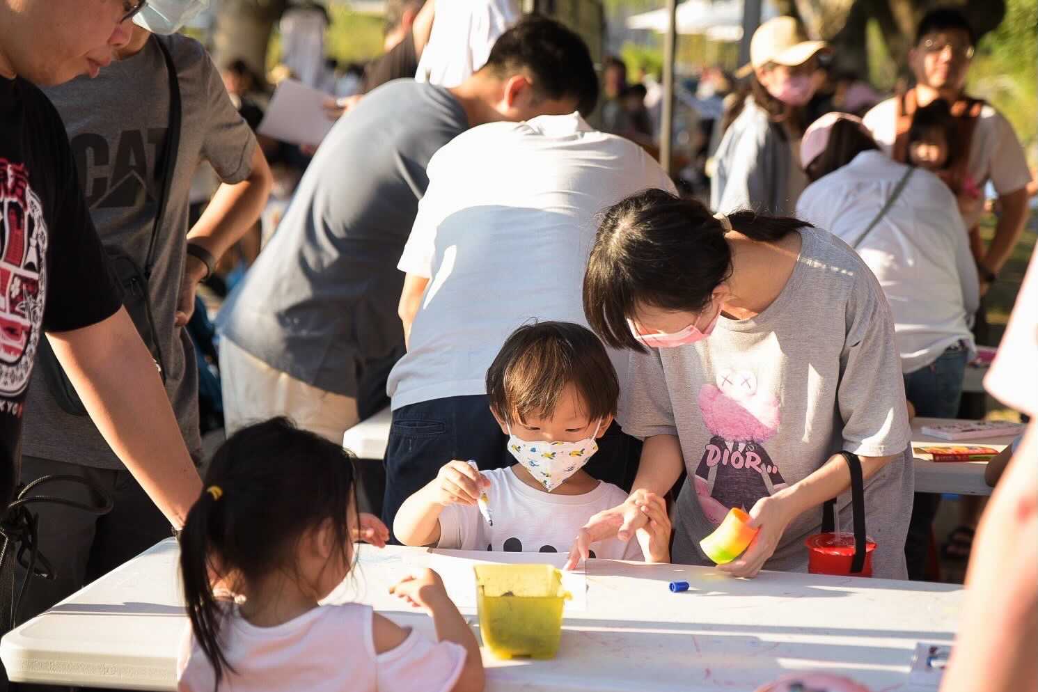 「小樹市集IN新北」讓孩童遠離數位產品 體驗古早童玩的樂趣。