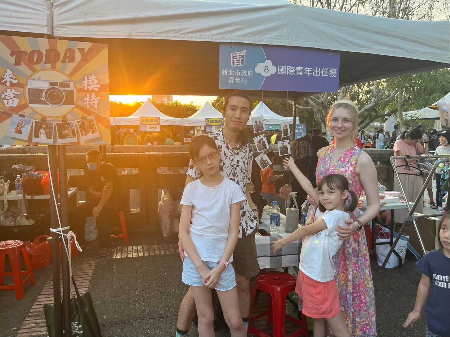 由小學一年級的圓圓擔任「懷舊拍立得」體驗活動的小小攝影師，在全家人的協助下，免費為家庭拍照並沖洗相片。