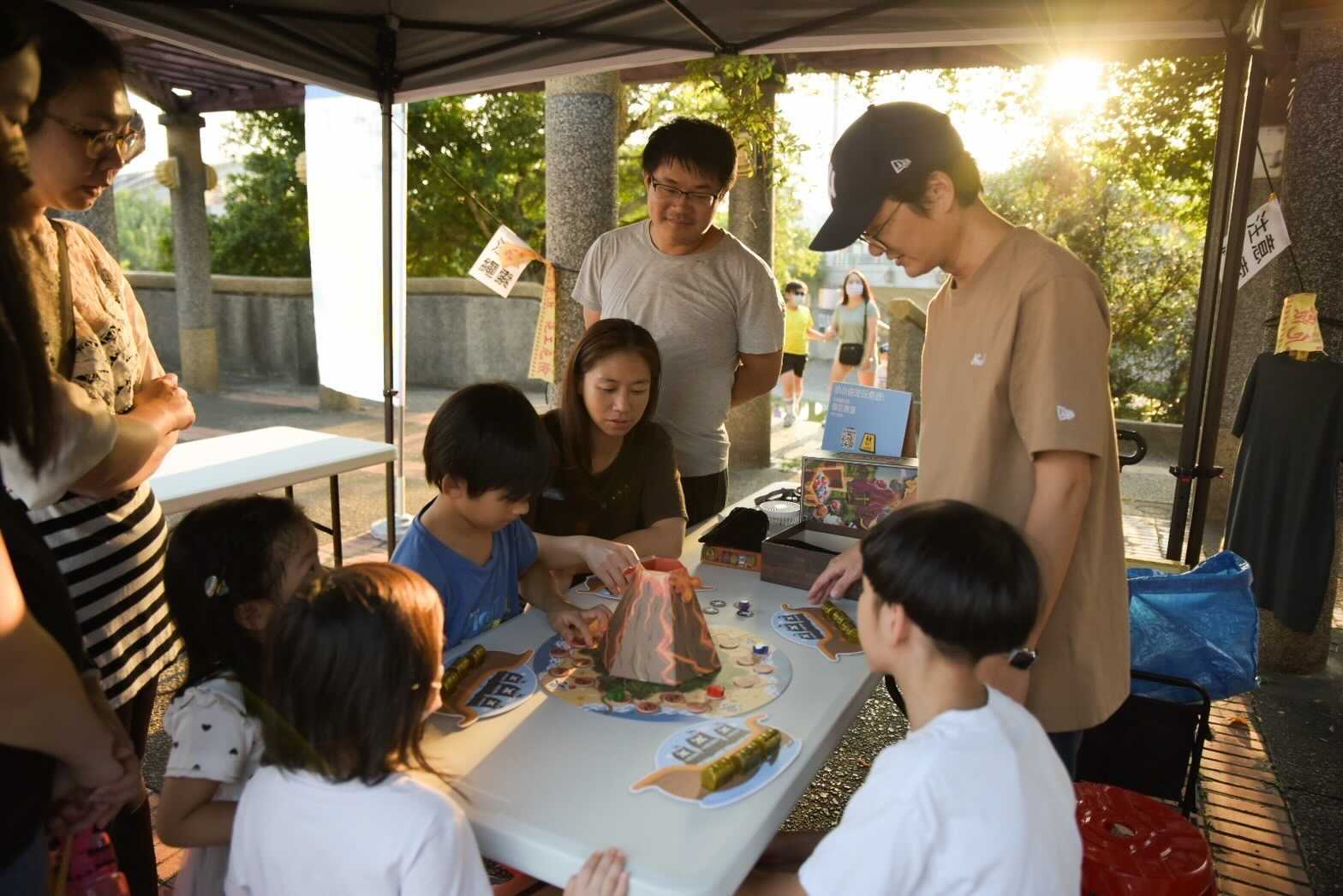 06新北青創團隊JJGD的在小數市集帶來「奧梅特佩」桌遊，適合全家親子共樂，現場示範玩法，讓大小朋友共同體驗。