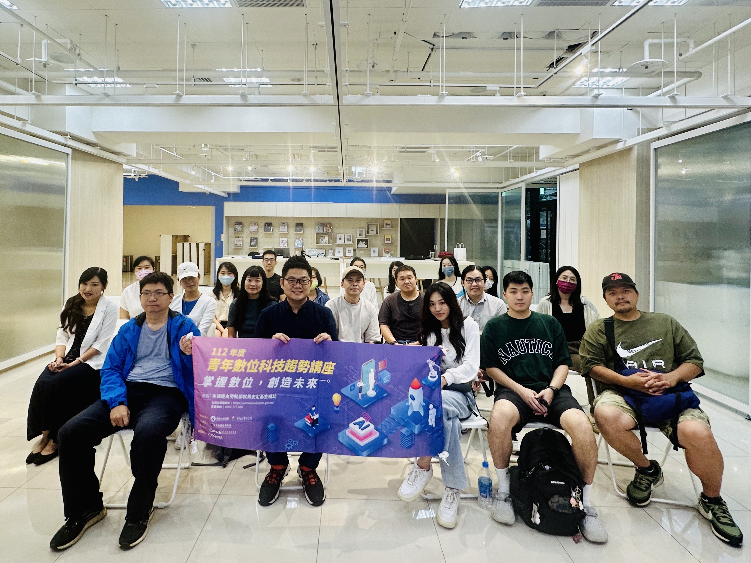 由「INSIDE 硬塞的網路趨勢觀察」鍾效京主編(前排左2)帶來 「Google Bard應用講座」，解析 Bard 的功能與應用。