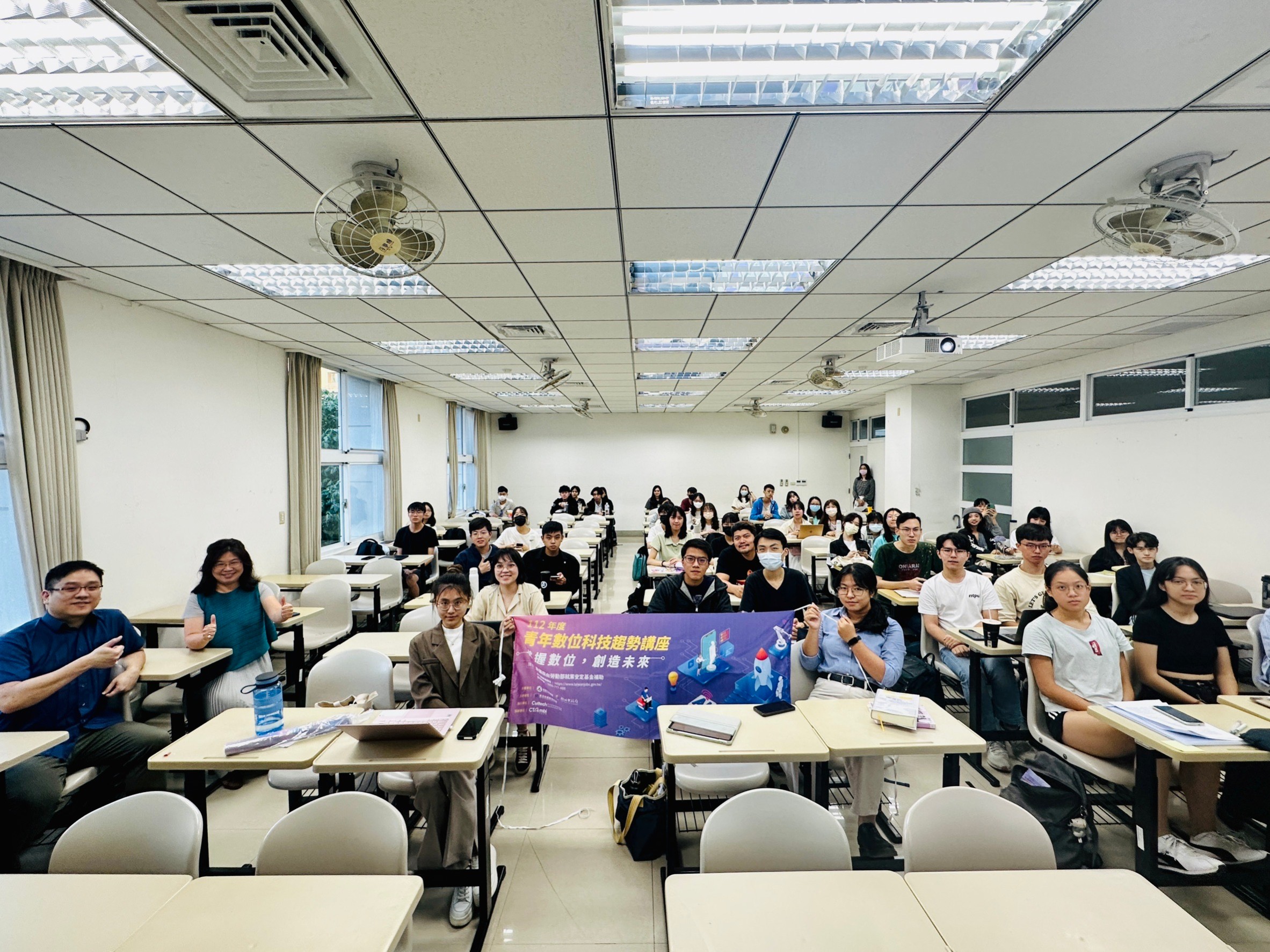 新北市青年局於台北大學法律系舉辦「ChatGPT在法律上的應用」講座(左1新創公司hiHedge創辦人 顧家祈講師，左後台北大學法律系向明恩教授)。