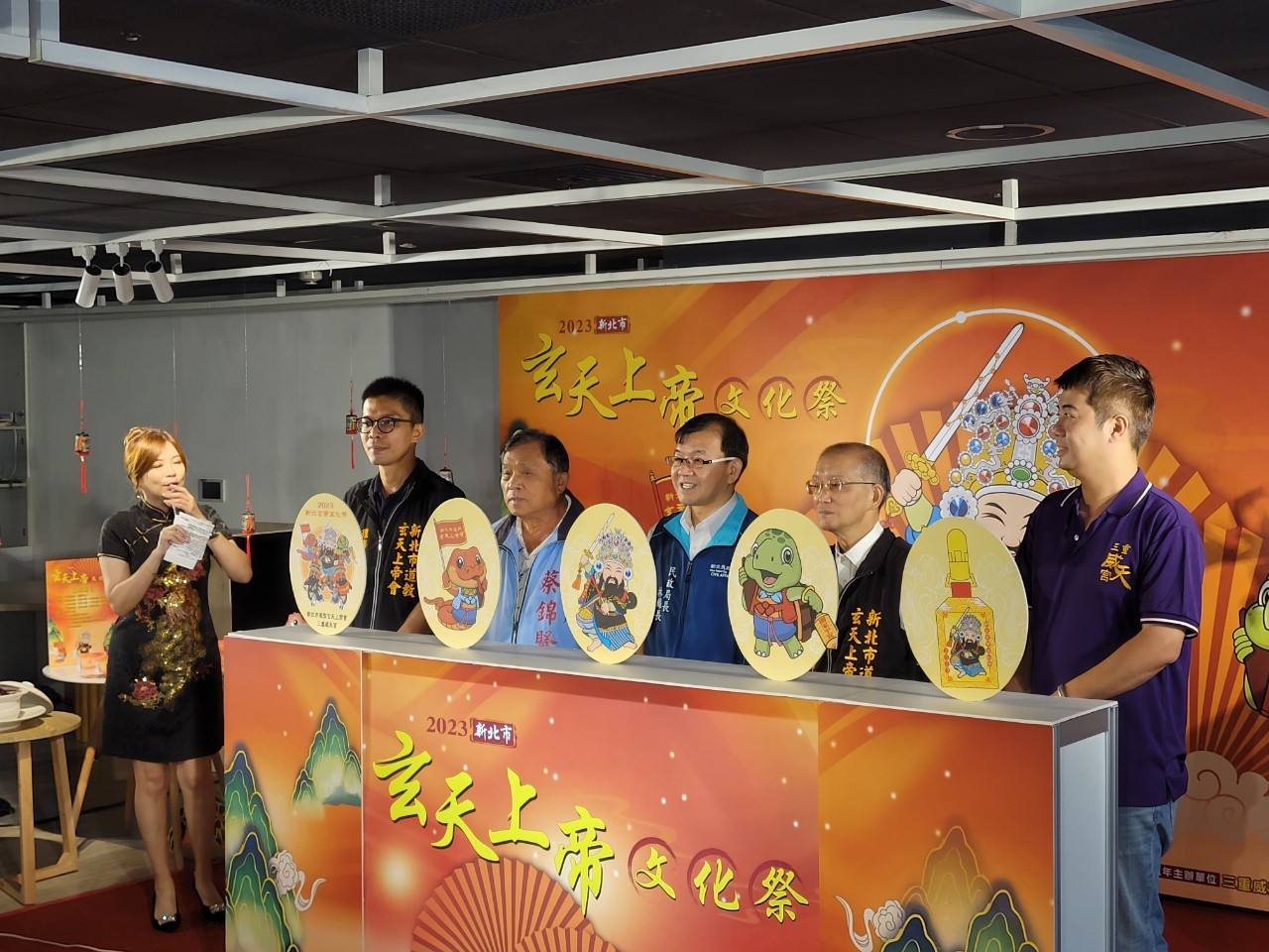 林耀長及主辦單位等人共同為文化祭拉開序幕。