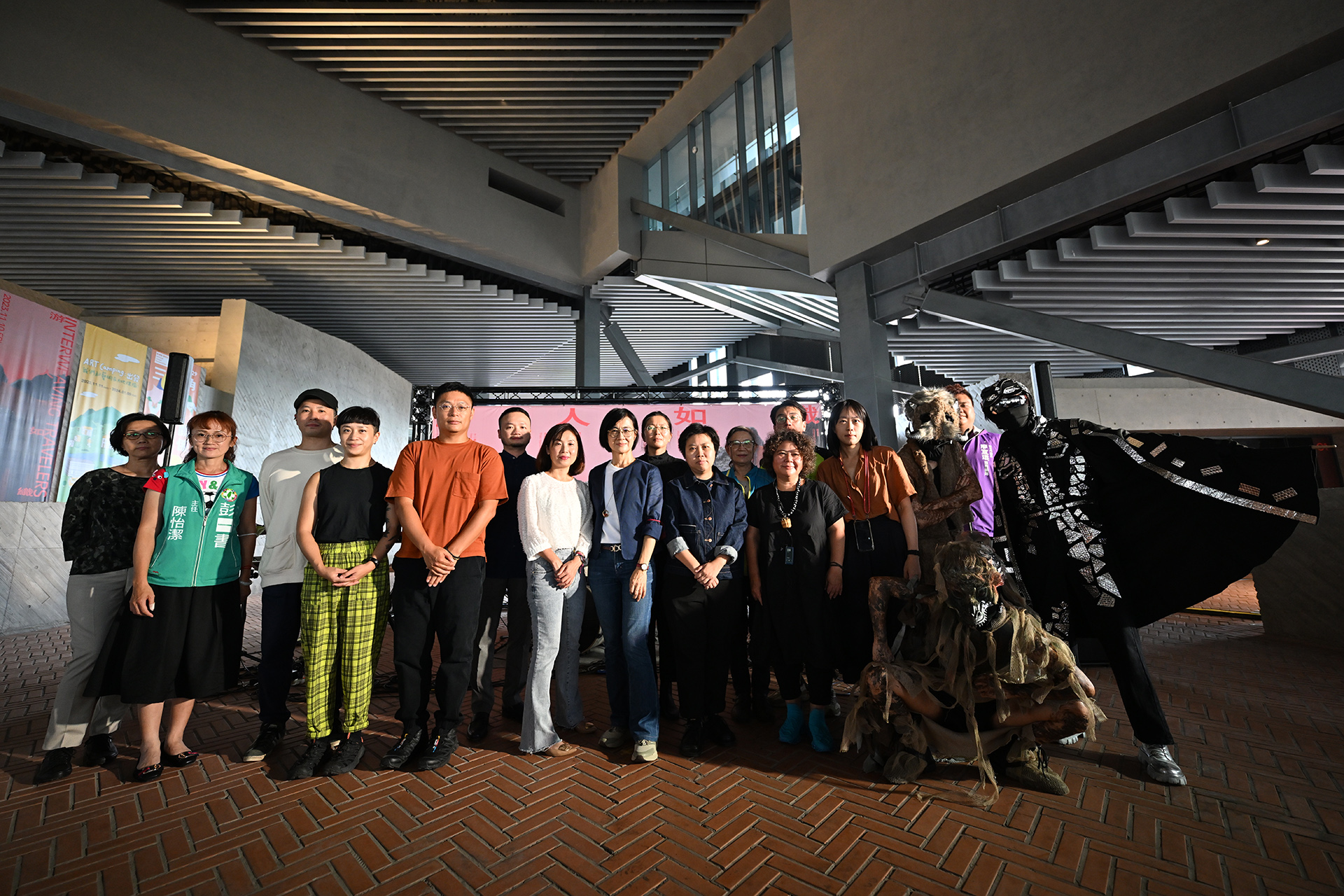  新北市政府文化局副局長、美術館籌備處陳春美主任、策展人謝豐嶸及貴賓、參展藝術家大合照