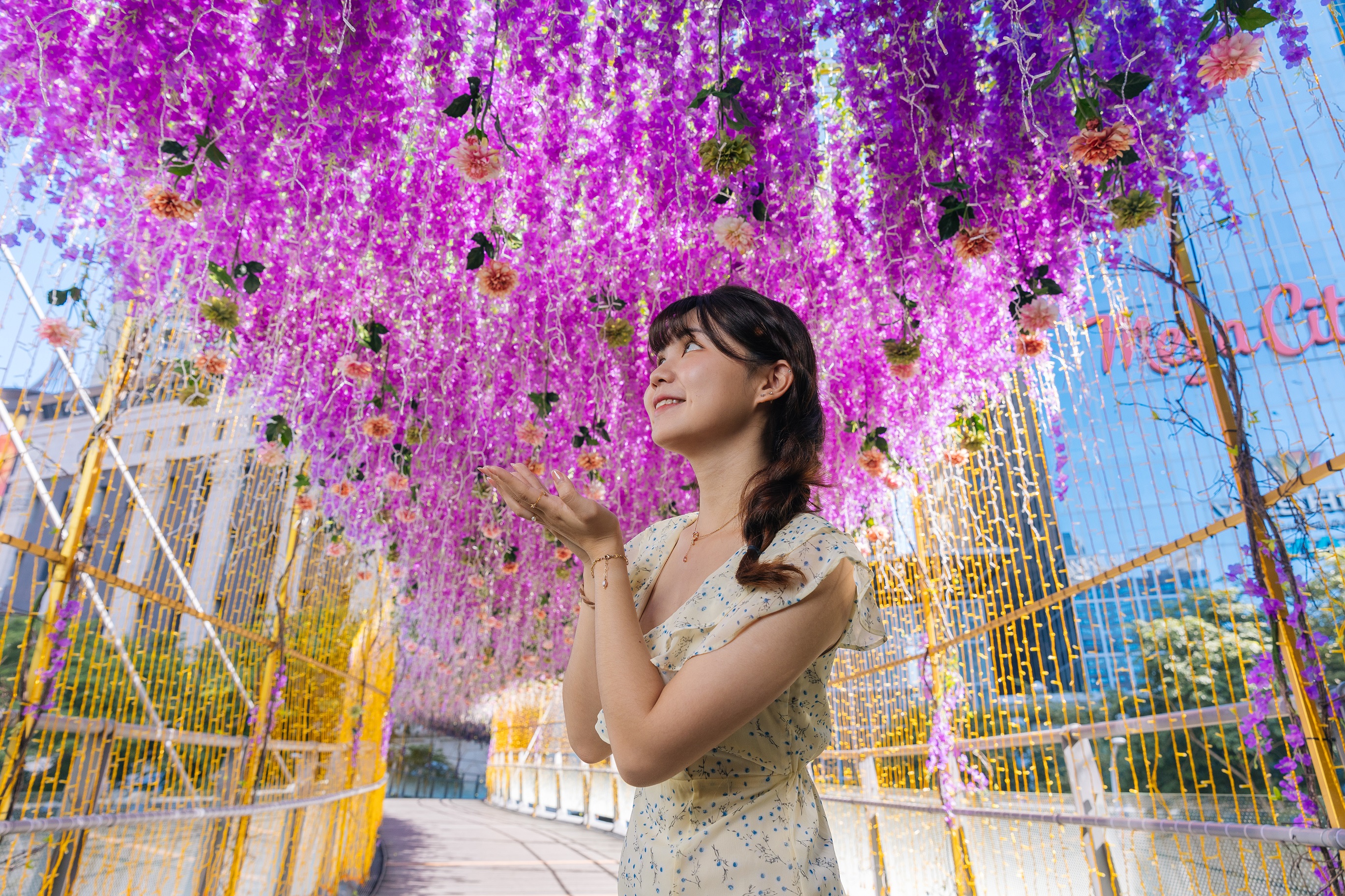 充滿粉紫色花海的「紫藤精靈光廊」，甜蜜浪漫氛圍佈滿耶誕城