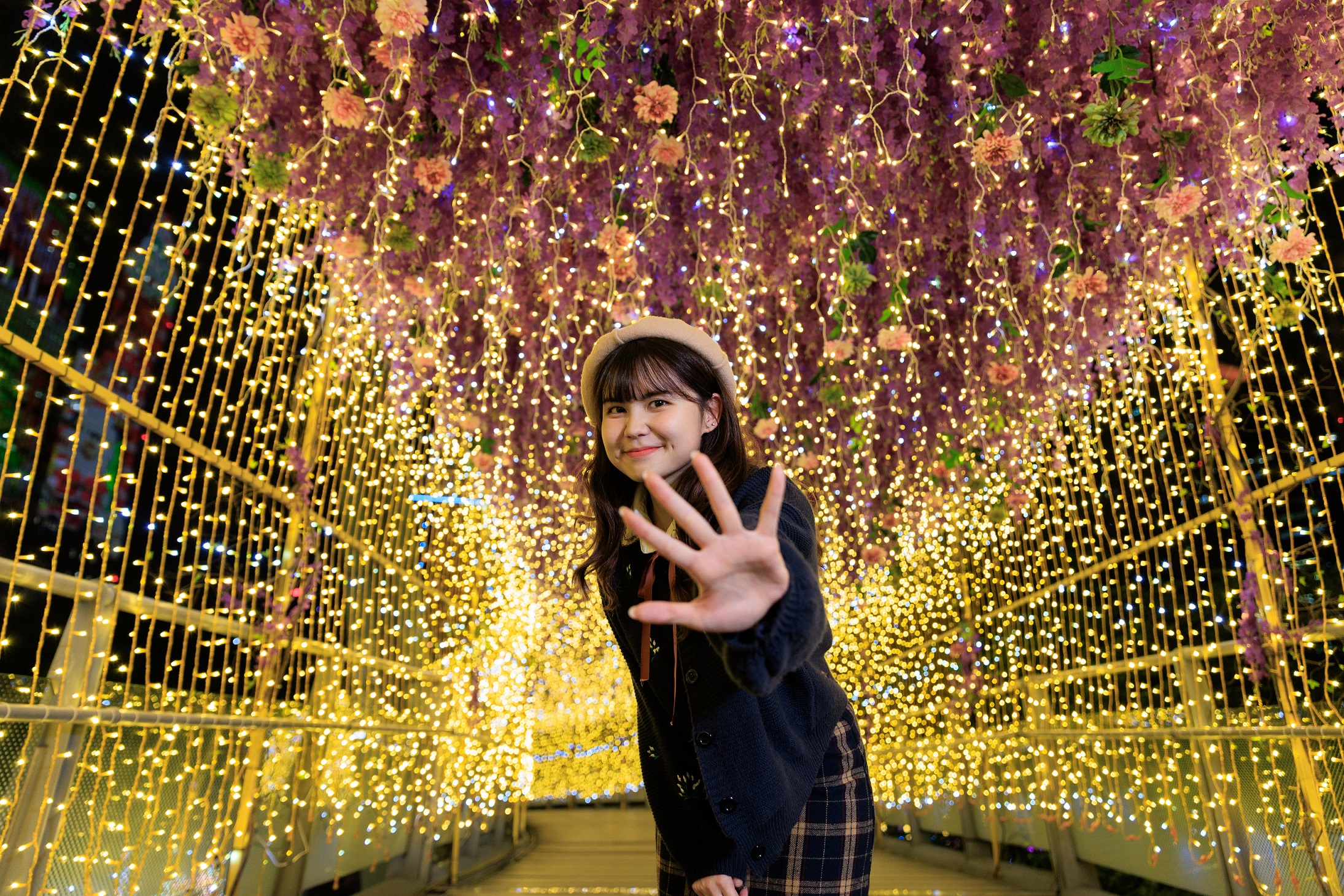 「紫藤精靈光廊」以花花世界的元素營造耶誕浪漫氛圍