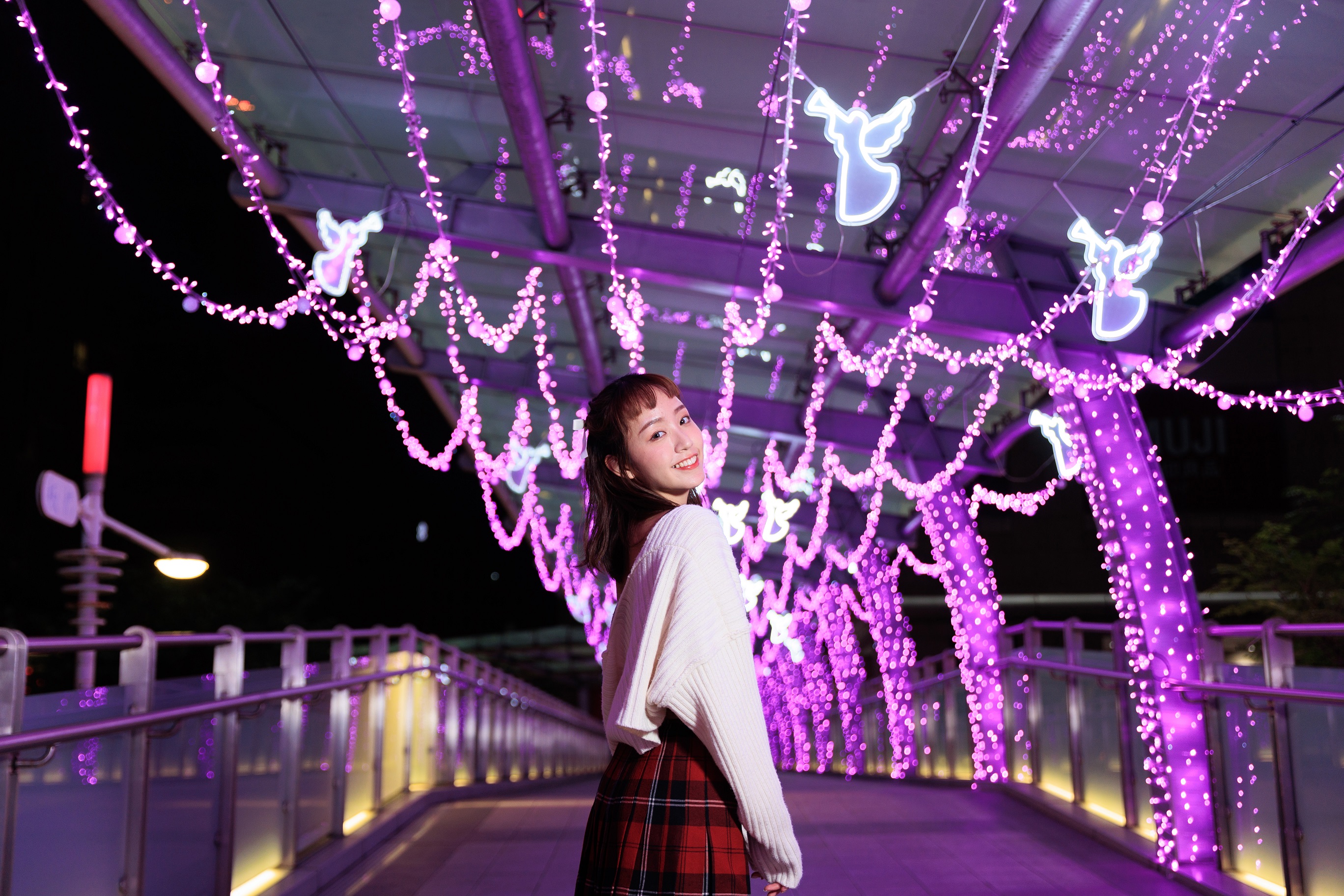 「心願光廊」紫色系耀眼燈串天橋設計穿插閃耀著白光的天使，傳遞耶誕祝福