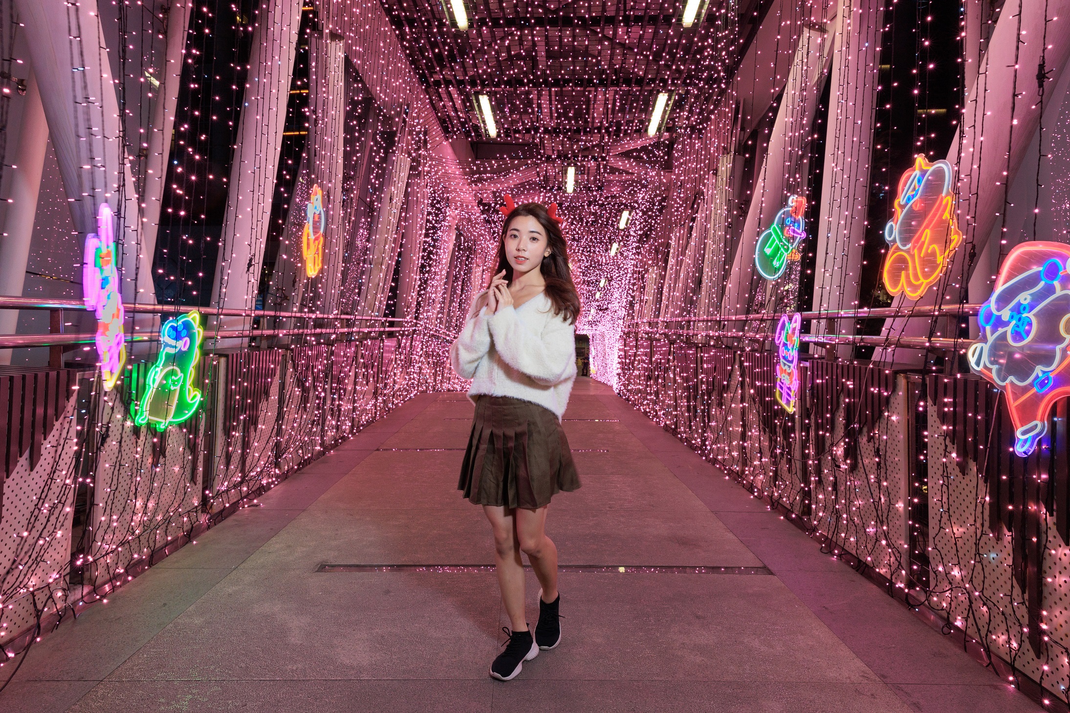 「瑰麗光廊」浪漫閃耀的玫瑰金粉色燈光，還有霓虹燈光效果的桑塔熊與好友們一起現身浪漫的耶誕城